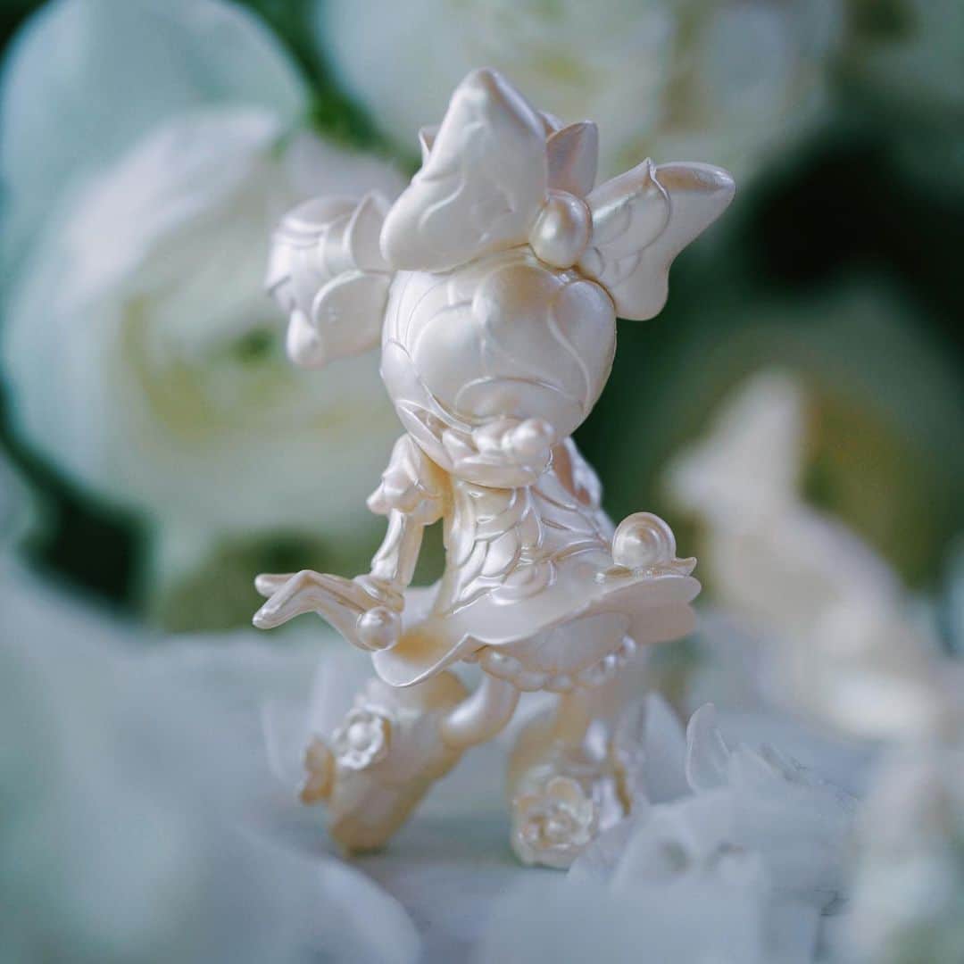 HYPEBEASTさんのインスタグラム写真 - (HYPEBEASTInstagram)「@hypebeastart: @jamesjeanart and @goodsmilecompanyofficial have reunited for a pearlescent “Snowdrop” colored Mickey and Minnie Mouse collectible set. Standing at 3.9-inches tall, the sculptures will be sold exclusively at the @disneyd23 Expo from August 23 to 25 in Anaheim, California for $20 USD.⁠⠀ Photo: James Jean」8月17日 21時42分 - hypebeast
