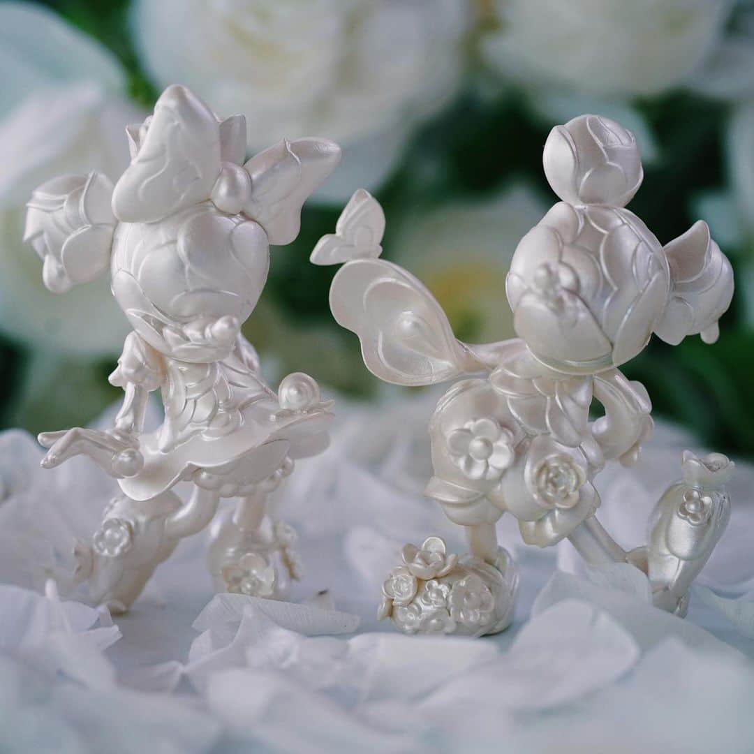 HYPEBEASTさんのインスタグラム写真 - (HYPEBEASTInstagram)「@hypebeastart: @jamesjeanart and @goodsmilecompanyofficial have reunited for a pearlescent “Snowdrop” colored Mickey and Minnie Mouse collectible set. Standing at 3.9-inches tall, the sculptures will be sold exclusively at the @disneyd23 Expo from August 23 to 25 in Anaheim, California for $20 USD.⁠⠀ Photo: James Jean」8月17日 21時42分 - hypebeast