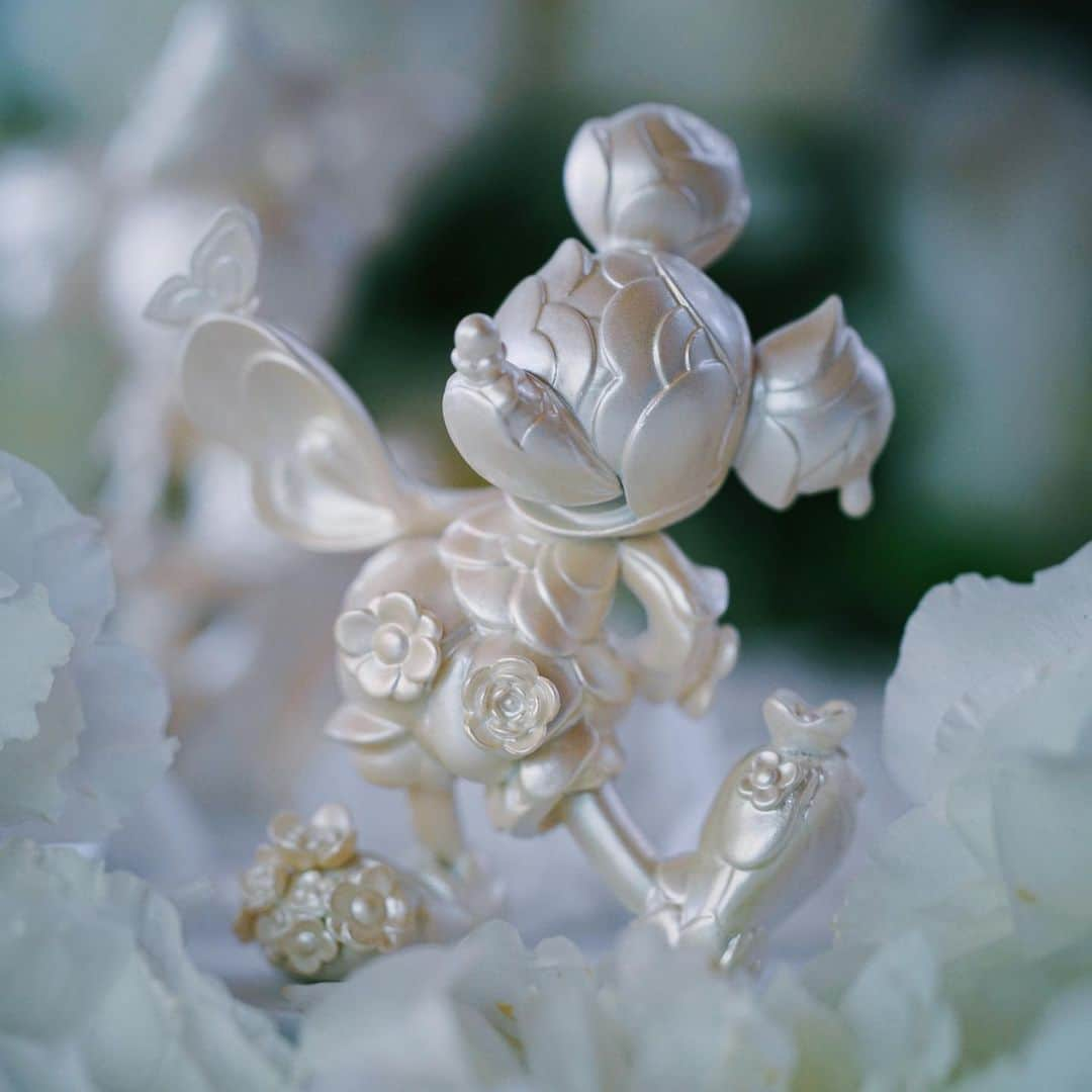 HYPEBEASTさんのインスタグラム写真 - (HYPEBEASTInstagram)「@hypebeastart: @jamesjeanart and @goodsmilecompanyofficial have reunited for a pearlescent “Snowdrop” colored Mickey and Minnie Mouse collectible set. Standing at 3.9-inches tall, the sculptures will be sold exclusively at the @disneyd23 Expo from August 23 to 25 in Anaheim, California for $20 USD.⁠⠀ Photo: James Jean」8月17日 21時42分 - hypebeast