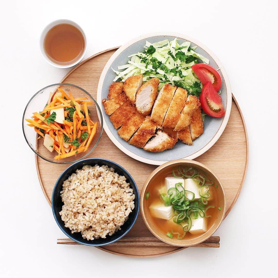 utoshさんのインスタグラム写真 - (utoshInstagram)「【レシピ付】Japanese simple meal. #毎日の一汁二菜 今日は、鶏むね肉のチキンカツ！ 副菜はキャロットラペ。 普通の豆腐味噌汁に、 玄米 . すっと美味しくできました！ それにしても東京のお盆は暑い。 長野ではお盆がくると夏が終わりだなって思うくらい朝寒かったり、夕方冷やっとするんですが、東京はまだまだ夏ですね。たぶん9月に入っても夏だなって思うんだろうな、、この調子だと、、 . . 一汁二菜は主菜・副菜でバランスのいい食事の最小単位だと思っています。 ぜひ一汁二菜を食卓に！そして副菜から食べてベジファースト #先ベジ作り置き を取り入れて！ . . それと、使ってるお皿は僕がデザイン・プロデュースさせていただいているSOROI @soroi_jp です！ . SOROIの中でも人気のリムプレートです！ . ブログにも書きました→ @utosh_blog ぜひ読んでみてください。 . . レシピはこちら↓ . ＿＿＿＿＿ . 【簡単レシピ】鶏胸肉のチキンカツ 1、鶏胸肉は横におき、1.5cm幅くらいの斜めのそぎ切りにする。（観音開きとかにはしないで作っています） 2、フォークでなんかいかさしてお肉を柔らかくさせてる。 3、あとはとんかつやフライの手順と同じで、小麦粉→卵→パン粉で油に入れます。油の温度は低め、最後ちょっと高温にして、カラッとさせるとよい。 . ＿＿＿＿＿ . . ぜひ作ってみてくださいね。 No local No food おいしく楽しく！ . . #今日の一汁二菜 #玄米食 #発芽玄米 #一汁一菜 #とりあえず野菜食 #一汁野菜食 #一汁二菜 . #ellegourmet#lunch#brunch#breakfast#foodporn#instagramjapan#vsco#IGersJP#onthetable#ランチ#おうちカフェ#うちごはん#暮らし#フーディーテーブル #cooking #おうちごはん#朝ごはん#japanesebreakfast」8月17日 21時43分 - utosh