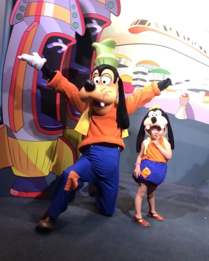 tiahy__のインスタグラム：「Epcot. . . . Goofy and Mickey and Minnie. Thank you so much. . . . ここではなんと、大好きなMickey Goofy Minnieに連続で会えるのです♡. #goofy_taia wdw#epcot#waltdisneyworld#taiacostume#disney#disneybaby#disneykids#disneyfamily#goofy」
