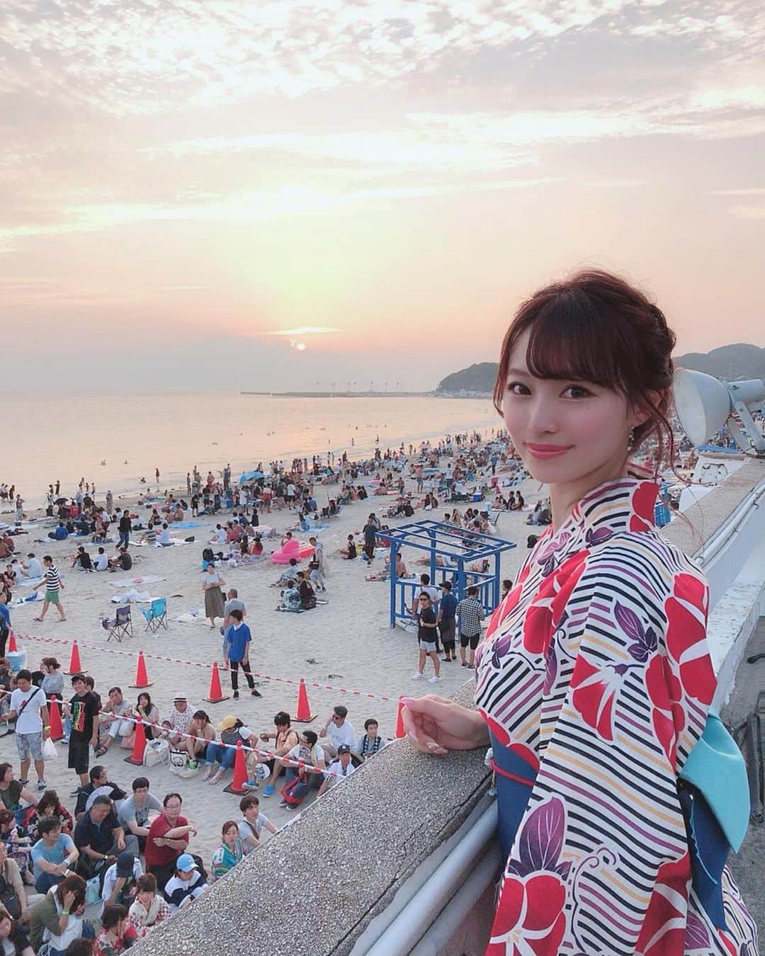 のインスタグラム：「. 内海メ〜テレ花火大会🎆💕. #名古屋行き最終列車2019 . サマーver. #内海で愛を叫ぼう 🥺💕. 生ドラマ中継させていただきました🥰💕. カウントダウンして花火あげちゃった😳❤️. 近すぎて感動...ストーリーみてね🥺💕. 写真またUPします！来年もまた絶対行きたい💕. #愛知 #内海 #花火大会 #メーテレ #内海花火大会 #海 #夕日 #浴衣 #浴衣ヘア #着物のやまと #instalove #🏖」