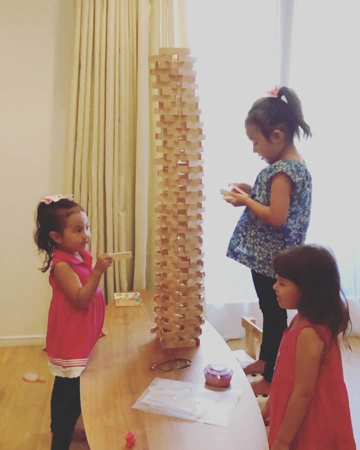 のインスタグラム：「パパが頑張って作った作品を壊す子供達の夏休み🤣 #3回くらい作らされました」