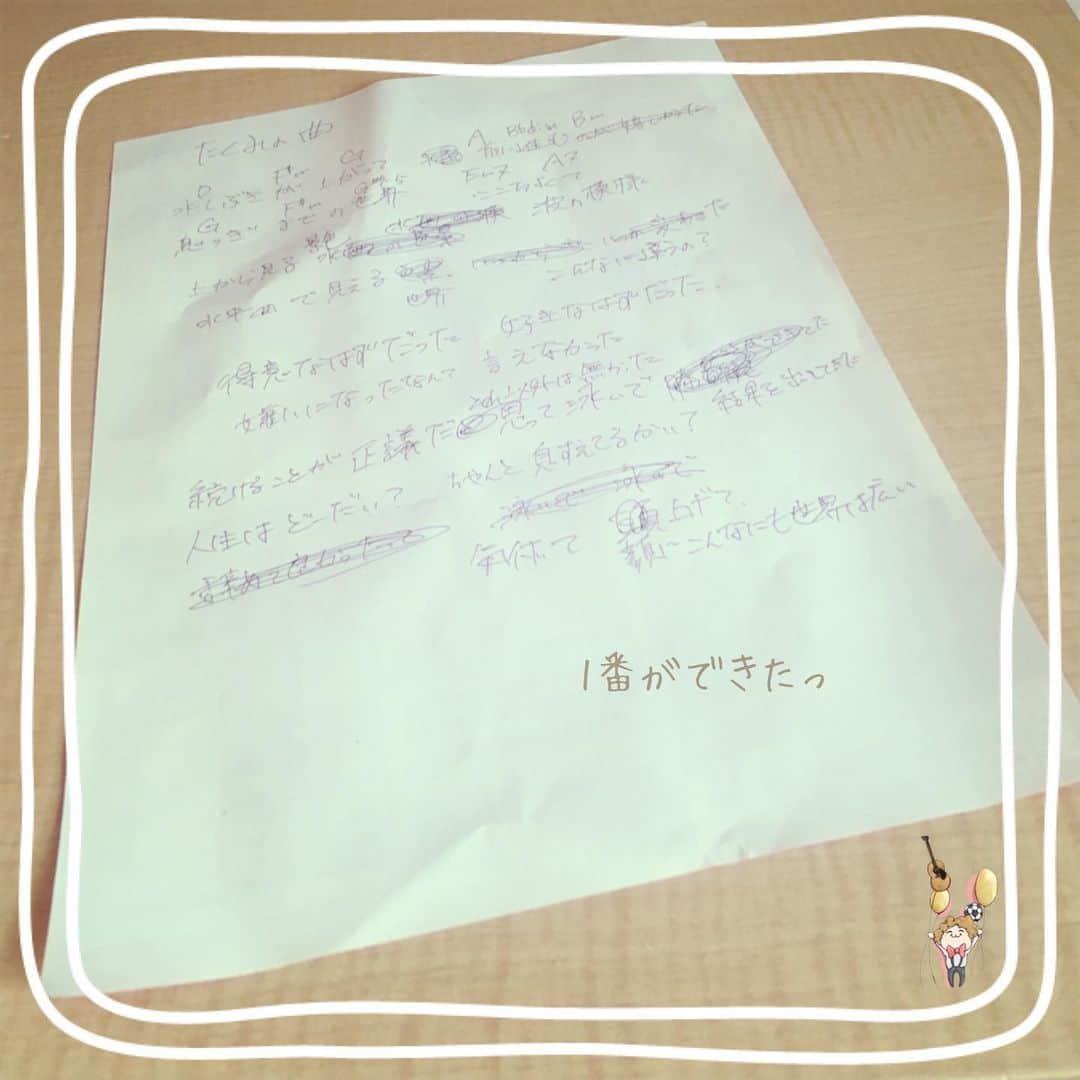 樋口和真のインスタグラム：「曲つくりひぐ ・ 【君だけの歌を作るアーティスト】 ・ 《あなたの想いが歌になる…》 ・ こんちには！ オーダメイドソングライター樋口和真と申します！ 僕は、あなたの人生や想いを歌にして プレゼントする活動をしています！ ・ ・ 友人の誕生日や結婚式、 恋人への愛、 家族への感謝の気持ちを 歌にして届けてみませんか？ ・ ・ 実際に歌をプレゼントした時の動画はYouTubeにあります！！ ・ ・ 詳細、ご依頼、ご相談は 公式LINEにて随時受付中です！ 友だち追加から https://line.me/R/ti/p/%40zwy3164y  IDで「@zwy3164」と検索検索♪ ・ ・ 今なら友だち登録して頂くだけで 2018/01/02に行われた ワンマンライブの全15曲の 音源を無料でプレゼント！ ・ ・ きっと一生の思い出にすることを約束します！ ご依頼待ちしてます！！！ #君だけの歌を作ります #オーダメイドソングライター #オーダメイド #樋口和真 #毎日投稿 #弾き語り #カバー曲 #オリジナル曲 #歌 #作詞作曲 #YouTube #路上ライブ #曲つくり」