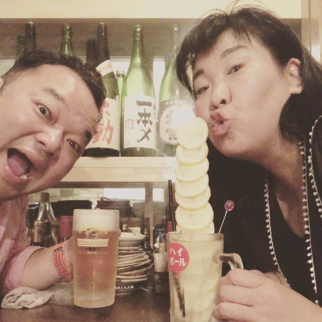 あべこさんのインスタグラム写真 - (あべこInstagram)「楽しすぎたーーーーー‼  氷川きよしさんの明治座公演で１ヶ月御一緒させていただいた西寄ひがしさんと楽しすぎる大分ナイト✨😆✨ 西寄さんとは１ヶ月貧乏長屋の夫婦役(貧乏なのに体型裕福！！)で御一緒させていただいて、同じ大分県出身ということですっかり意気投合✨😆✨ 西寄さんは氷川きよしさんのコンサートの専属司会をずっとつとめられてて「昭和歌謡曲最後の司会者」と言われてるんです、私もいつも本番が終わり、コンサートの素晴らしい司会っぷりを楽屋のモニターでかぶりつきで拝見してました✨  歌謡曲の司会をつとめながら、全国トークライブツアーも行いいつも満席、大爆笑、ホントに面白いんですっっ‼  そんな西寄さん、今、全国のラジオ局を行脚(なんと自腹で‼そして自分でアポ取り‼)してまして、今週地元、大分のラジオにも出演されてました✨嬉しいことに私の名前まで言ってくださってありがとうございます🙇✨ 西寄さんと一緒に何かしたいね、と、盛り上がりまして絶対実現したいっっ‼  タイトル「あべことひがし(仮)」 いやいや  私が先なのはいかんいかん💦 「ひがしとあべこ」でお願い致します🙇✨ #西寄ひがし #あべこ #大分」8月17日 16時17分 - abekopan