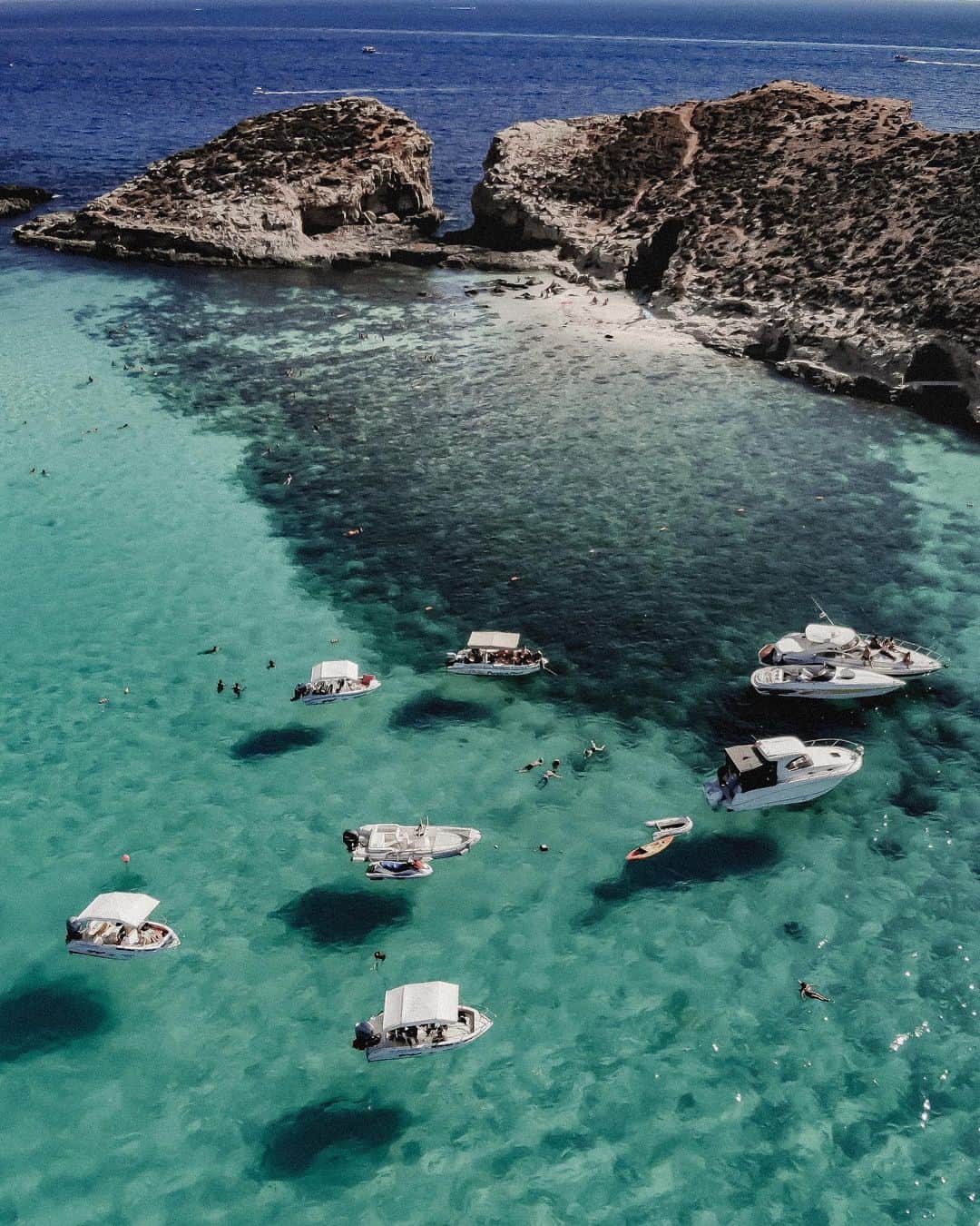 Manamiのインスタグラム：「🏖 Blue Lagoon, Comino Island めちゃめちゃ綺麗だった😭💎✨✨✨ 噂通り本当に船が飛んでた🕊 そして人が凄かった👫👭👯‍♀️👬👭👫👯‍♂️ #bluelagoon ㅤ 📸 @dji_japan @djiglobal #mavicair」