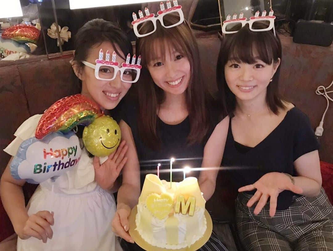 松中みなみさんのインスタグラム写真 - (松中みなみInstagram)「さぷらーーいず🎉🎂💖 ・ 時差ありお誕生日会🥳 ほんっっとに不意打ちすぎてびっくりした‼︎ けど、本当に嬉しかったよ きゃんちゃん、昇子さん ありがとうありがとうありがとう❣️❣️ ・ ３姉妹最高🙌 ワガママ放題な末っ子を気にかけてくれて 本当にありがとう😢🙏💖 これからもずっとよろしく🙇‍♀️ ・ ・ #誕生日 #誕生日サプライズ  #しっかり者の長女 #喜屋武ちあき 💖#小顔  #頼りになる次女 #星野昇子 💖#健康オタク  #いつもふざけてる末っ子 #松中みなみ 😜#お酒強すぎ  #三姉妹」8月17日 16時24分 - minami_matsunaka