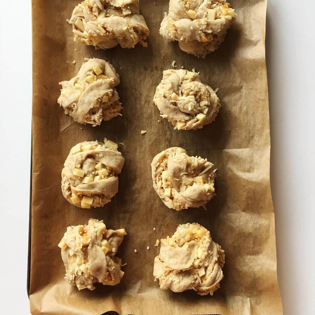 レイチェル・クーさんのインスタグラム写真 - (レイチェル・クーInstagram)「Apple and cheese spelt buns ready to rise to perfection 🍞👌👌 Thanks for sharing your pic, @reti_k 🙏 Find the recipe in #TheLittleSwedishKitchen . . . . . . . #RachelKhoo #LittleSwedishKitchen #Recipe #Recipebook #buns #speltbuns #baking #bread #cheese #apple」8月17日 16時25分 - rachelkhooks