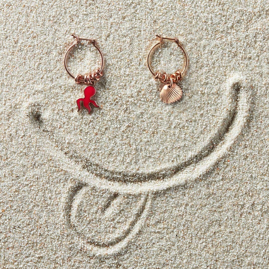 ドドさんのインスタグラム写真 - (ドドInstagram)「Never too old to play in the sand. Fill your Summer with fun, hugs and all your favorite DoDo charms. . . #dodojewels #dodocharm #dodosummer #earrings #smile」8月17日 16時26分 - dodojewels