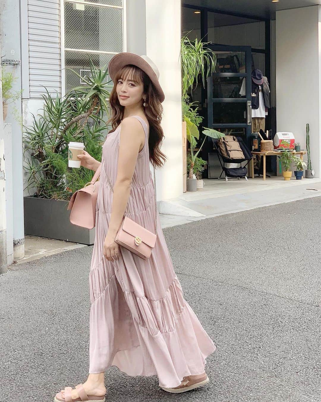 のインスタグラム：「One tone oote♡﻿ ﻿ ﻿ Hat…H&M﻿ One Peace…﻿margot Sandal…RANDA﻿ Wallet…GUCCI﻿ Bag…Charles & Keith﻿ ﻿ ﻿ 気付いたら集まってる ダスティーpink。﻿ ﻿ ﻿ 気が強く、トゲトゲしていた若い頃は、﻿ 紫、黒、GOLDなど尖った色が好きだったw﻿ ﻿ お母さんになり、丸くなり気づけばパステルカラーが大好きになり、﻿ ﻿ アラサーになった今では﻿ ダスティピンクにハマってしまった♡﻿ ﻿ ベージュと間のくすんだピンクが大好物です✨﻿ #fashion  #ootd #onetone #onetoneootd」