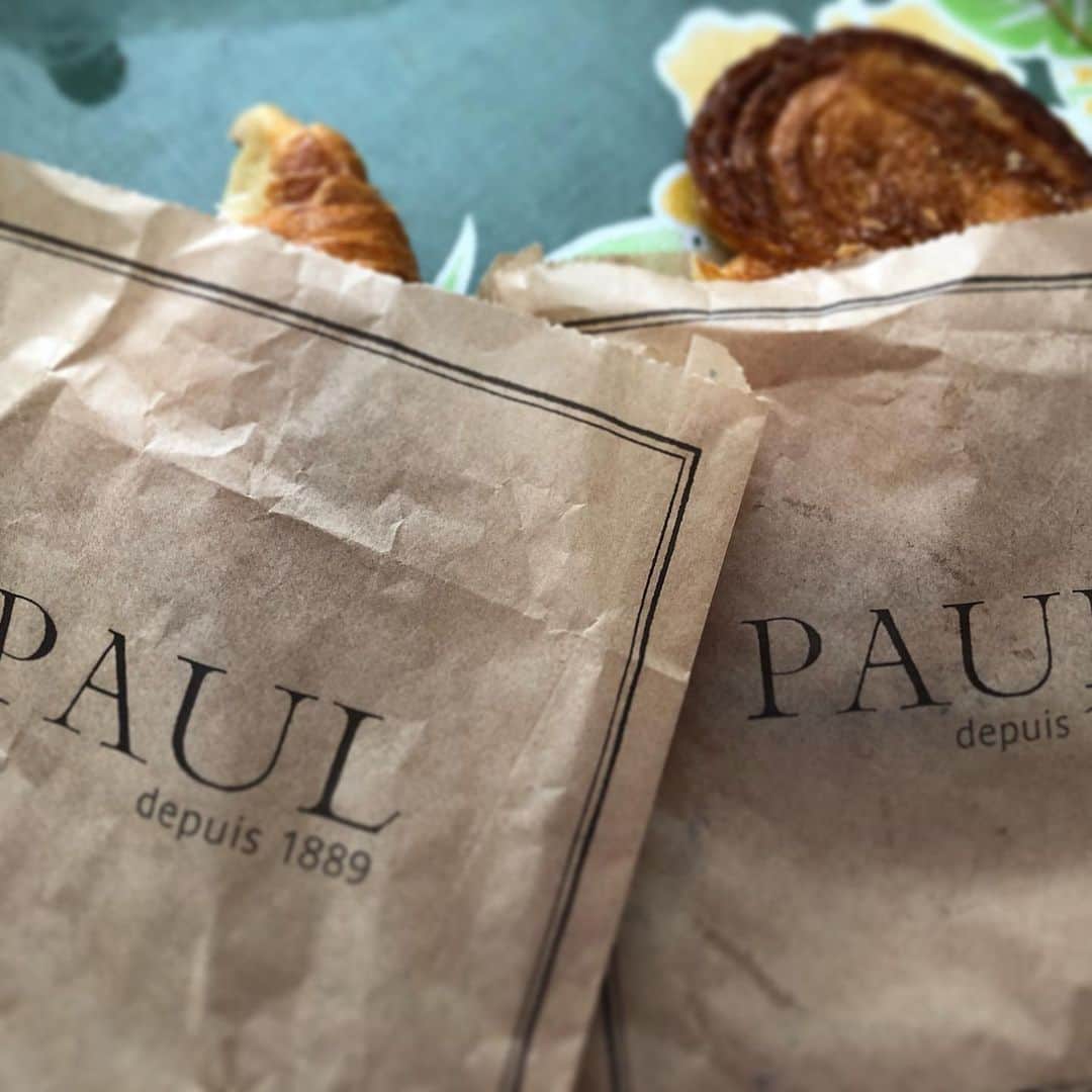 浅川稚広さんのインスタグラム写真 - (浅川稚広Instagram)「#PAUL #パルミエ❤️ #クロワッサン #パリで食べたクロワッサンが忘れられない🥐 #並んでも買えない人気商品  #ブルーベリーバター #いちごバター🍓  #すっぴんでごめんなさい笑  新婚の時に夫婦で行ったパリ旅行。もともとスケジュール🆖を出していたところに、水戸黄門の撮影が重なってしまい、どうしても旅行も仕事もしたいとワガママを言って、弾丸で私だけパリに一泊して、帰ってきたという…😅💦それでも、パリで食べたクロワッサン🥐が物凄く美味しくて、その話を夫としていたら、昨日買ってきてくれました💕夫曰く、パリで食べたクロワッサンに1番近い味だそう。想い出のクロワッサンの味はこれよりもう少しふんわり甘い生地だった気もするけれど、これはこれで美味しい＆夫の気遣いが嬉しい😋❤️ 娘もパルミエ❤️に夢中🥰 ご馳走様でした〜🌟 そして、並んでも買えないと話題の商品・ブルーベリーバターといちごバター🍓も買って来てくれました💕どんな味か楽しみ♬感謝感謝です💕」8月17日 16時36分 - chiffy1110