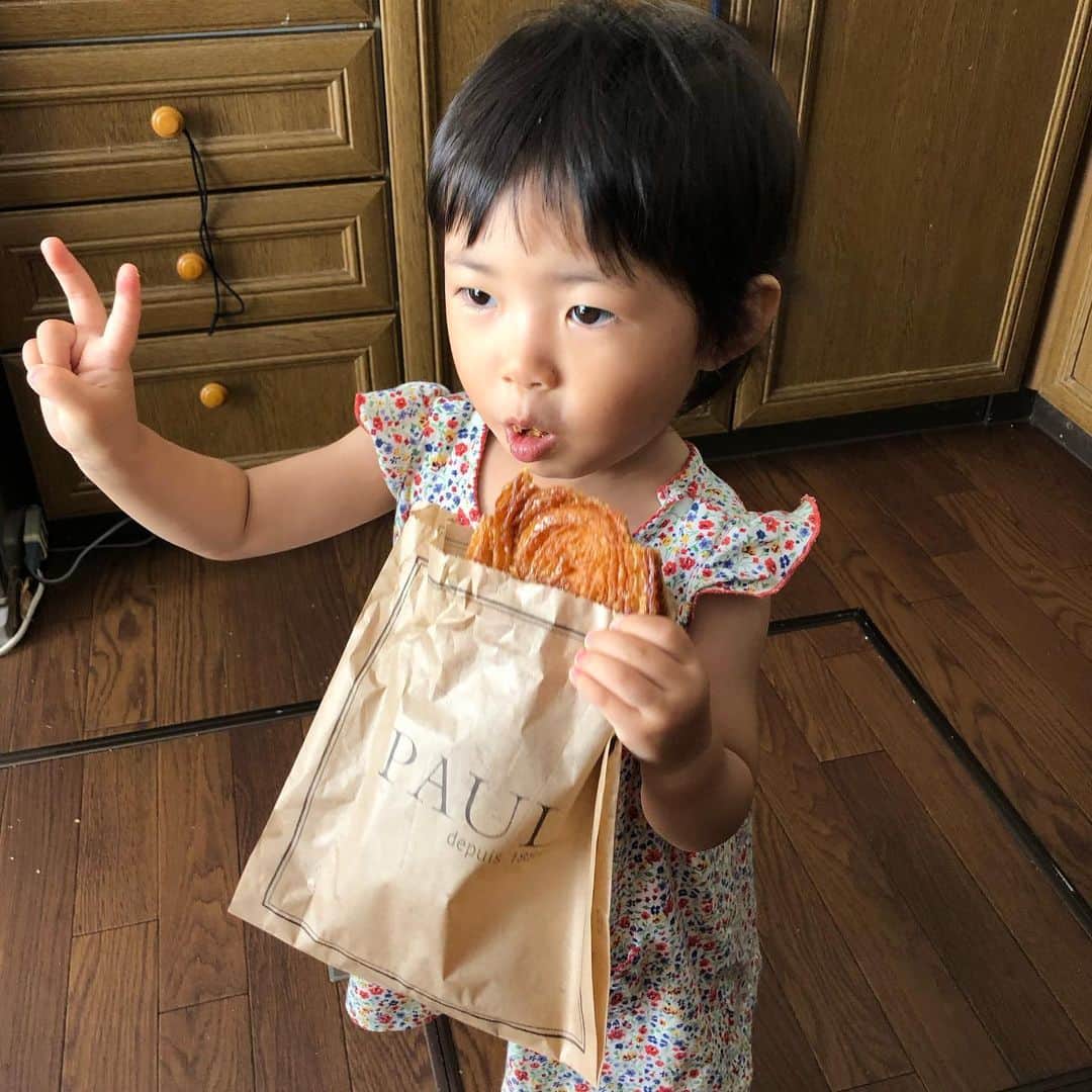 浅川稚広さんのインスタグラム写真 - (浅川稚広Instagram)「#PAUL #パルミエ❤️ #クロワッサン #パリで食べたクロワッサンが忘れられない🥐 #並んでも買えない人気商品  #ブルーベリーバター #いちごバター🍓  #すっぴんでごめんなさい笑  新婚の時に夫婦で行ったパリ旅行。もともとスケジュール🆖を出していたところに、水戸黄門の撮影が重なってしまい、どうしても旅行も仕事もしたいとワガママを言って、弾丸で私だけパリに一泊して、帰ってきたという…😅💦それでも、パリで食べたクロワッサン🥐が物凄く美味しくて、その話を夫としていたら、昨日買ってきてくれました💕夫曰く、パリで食べたクロワッサンに1番近い味だそう。想い出のクロワッサンの味はこれよりもう少しふんわり甘い生地だった気もするけれど、これはこれで美味しい＆夫の気遣いが嬉しい😋❤️ 娘もパルミエ❤️に夢中🥰 ご馳走様でした〜🌟 そして、並んでも買えないと話題の商品・ブルーベリーバターといちごバター🍓も買って来てくれました💕どんな味か楽しみ♬感謝感謝です💕」8月17日 16時36分 - chiffy1110