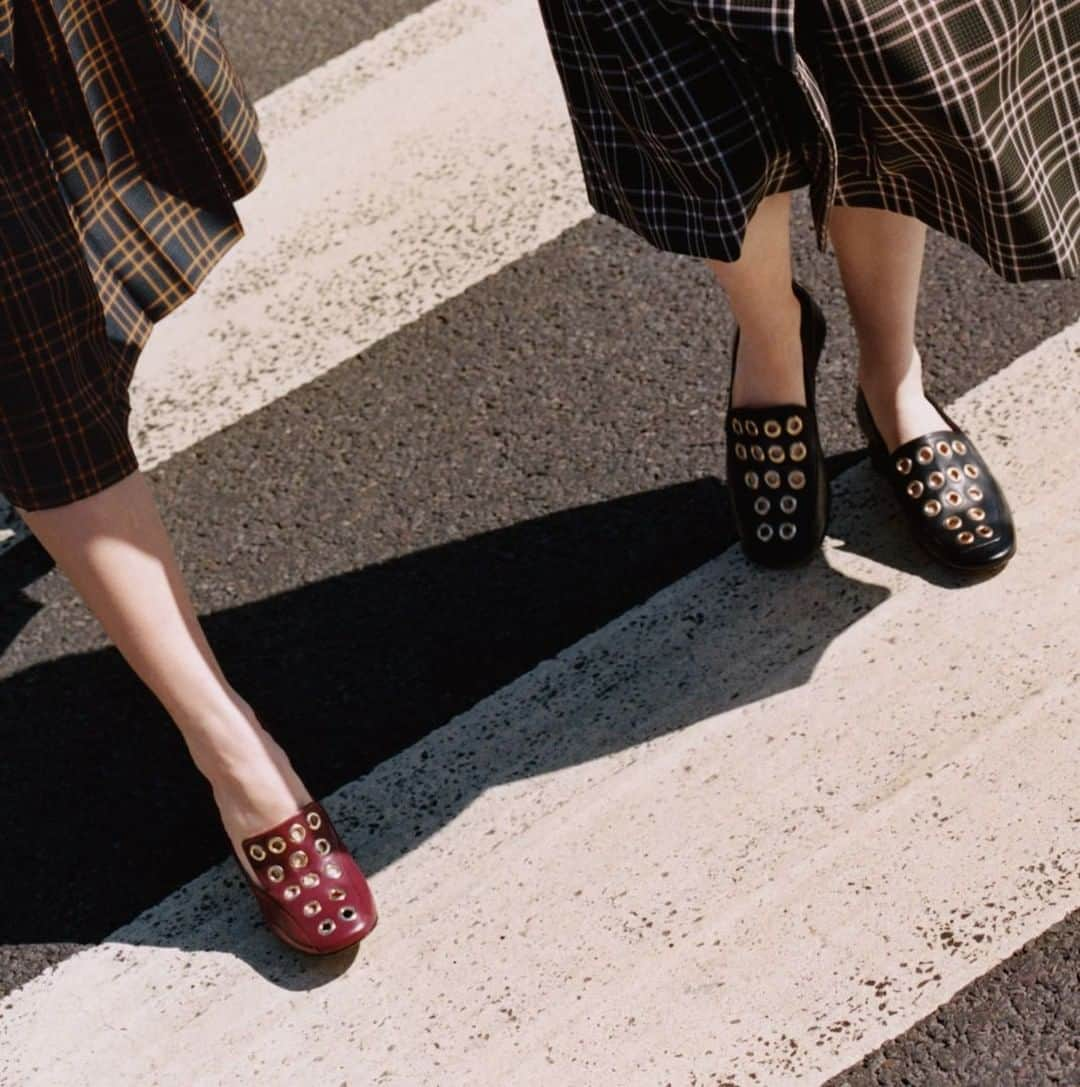 マルベリーさんのインスタグラム写真 - (マルベリーInstagram)「Stepping Out: Wear your rebellious spirit head to toe with our new check prints and eyelet-embellished accessories. #MulberryEngland」8月17日 16時37分 - mulberryengland