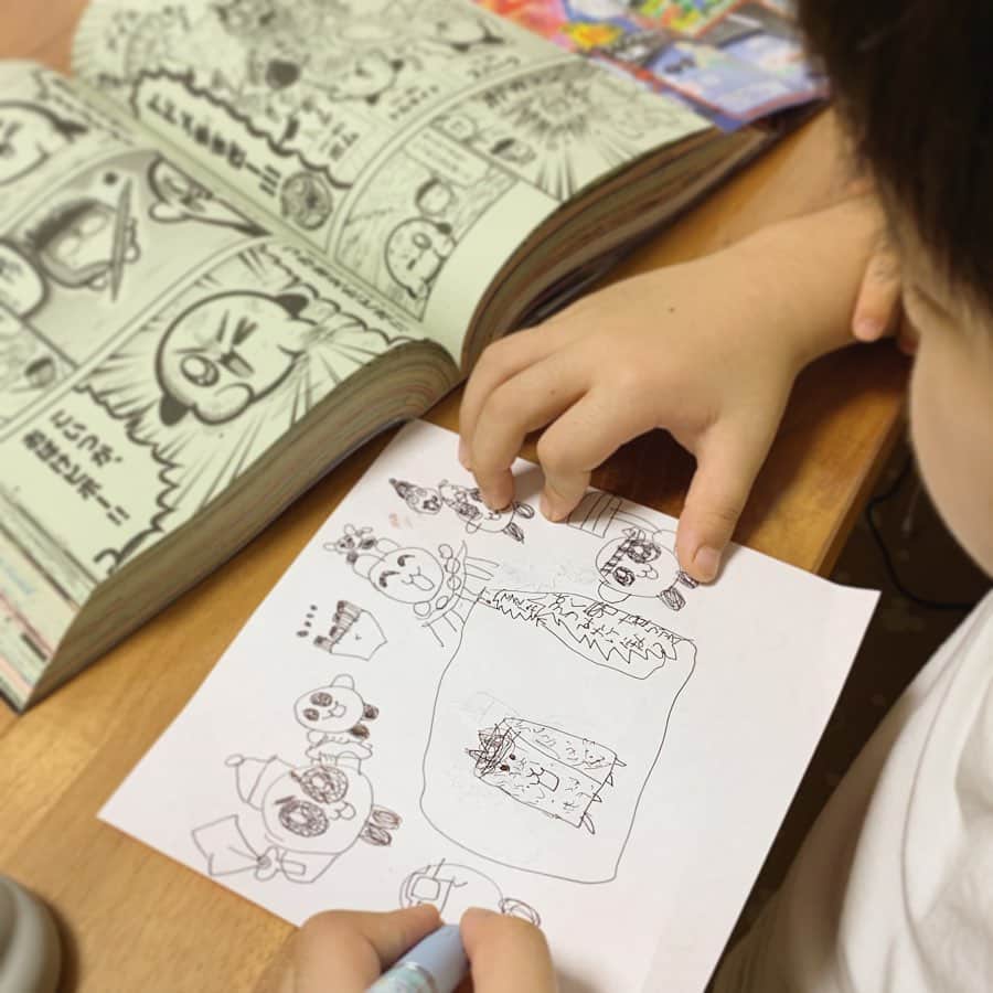門脇舞以さんのインスタグラム写真 - (門脇舞以Instagram)「模写に挑戦✏️✨ #5歳8ヶ月 #コロコロコミック #星のカービィ #にゃんこ大戦争 #ボールペンは #JETSTREAM #0.5mm #書き味ラブ」8月17日 16時37分 - kadomaita