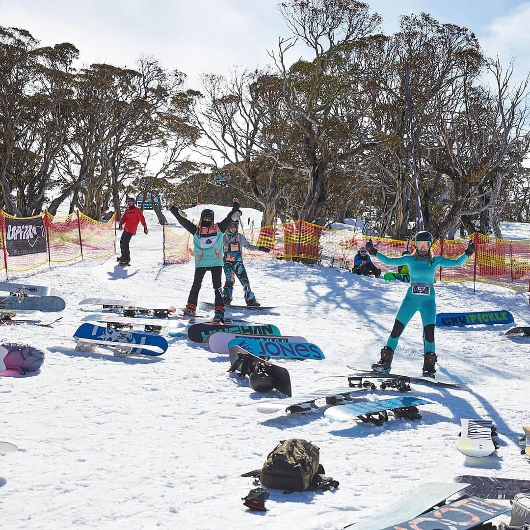 Rip Curl Australiaさんのインスタグラム写真 - (Rip Curl AustraliaInstagram)「The 6th Annual @transfersnow Banked Slalom saw over 250 snowboarders, from Groms to Masters, fly down an intergalactic playground at record breaking speeds. Congrats to @natejohnstone who took out the Open Mens with the fastest time of the day here at @thredboparks 🛸 👽 🏂」8月17日 16時37分 - ripcurl_aus