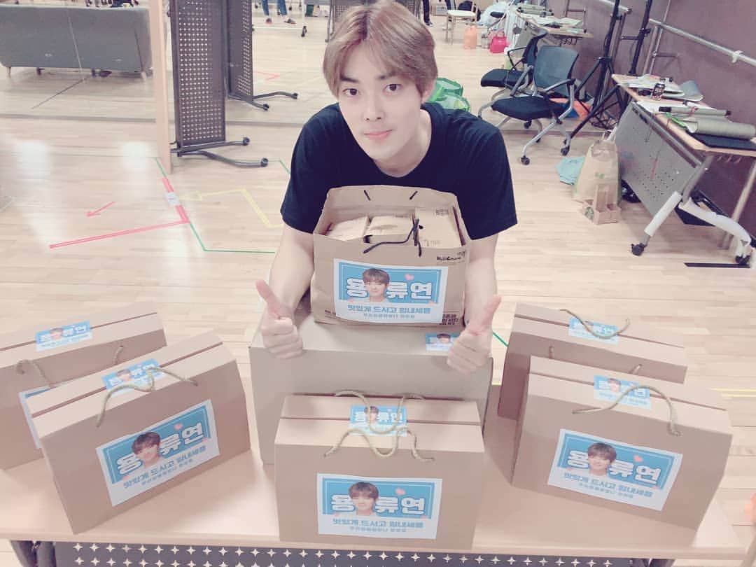 ヨンソクのインスタグラム：「진짜 너무 고마워요~! 다같이 맛있게먹고 열심히 할게요~!~!~! 진짜 고마워~!~!~!~!~!~! #크로스진#용석#연극#우리집에왜왔니#서포트#힘내자#고마워요#감사해요#화이팅#최고야#묭류연#묭석」