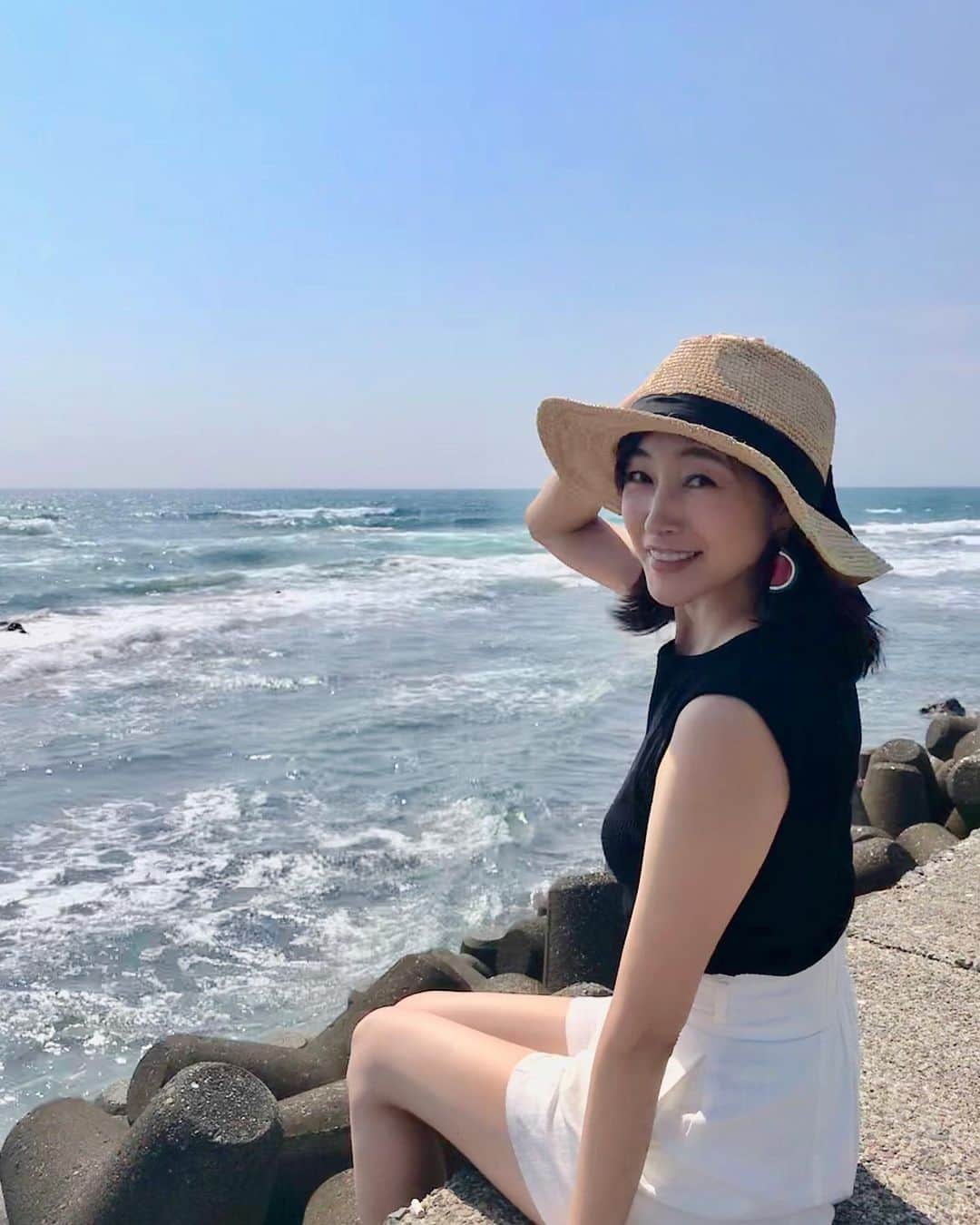 青山倫子さんのインスタグラム写真 - (青山倫子Instagram)「毎日暑いねぇ。 涼しいところはどこかしら。 ここでも探してしまう。 恋しい日影。  #青山倫子 #夏だ #海だぁ #それにしても毎日暑いね #日影が欲しいぞ #台風は大丈夫でしたか？」8月17日 16時39分 - noriko_aoyama1229