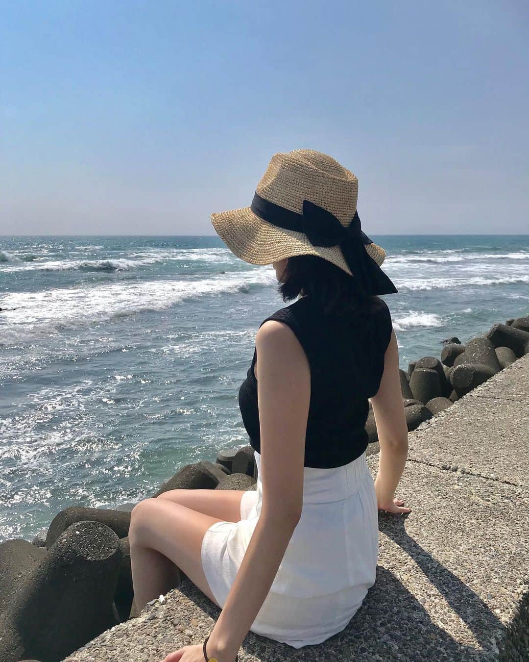 青山倫子さんのインスタグラム写真 - (青山倫子Instagram)「毎日暑いねぇ。 涼しいところはどこかしら。 ここでも探してしまう。 恋しい日影。  #青山倫子 #夏だ #海だぁ #それにしても毎日暑いね #日影が欲しいぞ #台風は大丈夫でしたか？」8月17日 16時39分 - noriko_aoyama1229