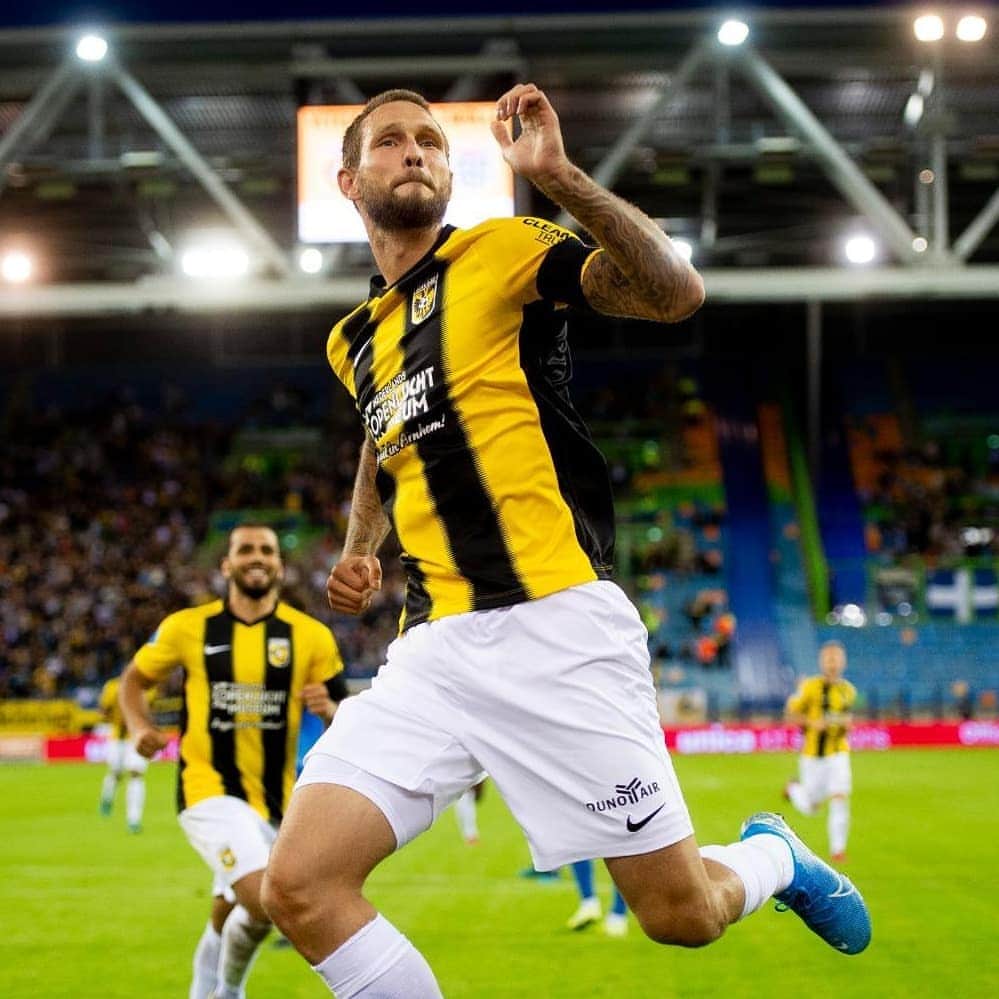ティム・マタヴジュのインスタグラム：「After a nice win yesterday, let's enjoy the weekend guys 💪⚽ #Vitesse 💛🖤」