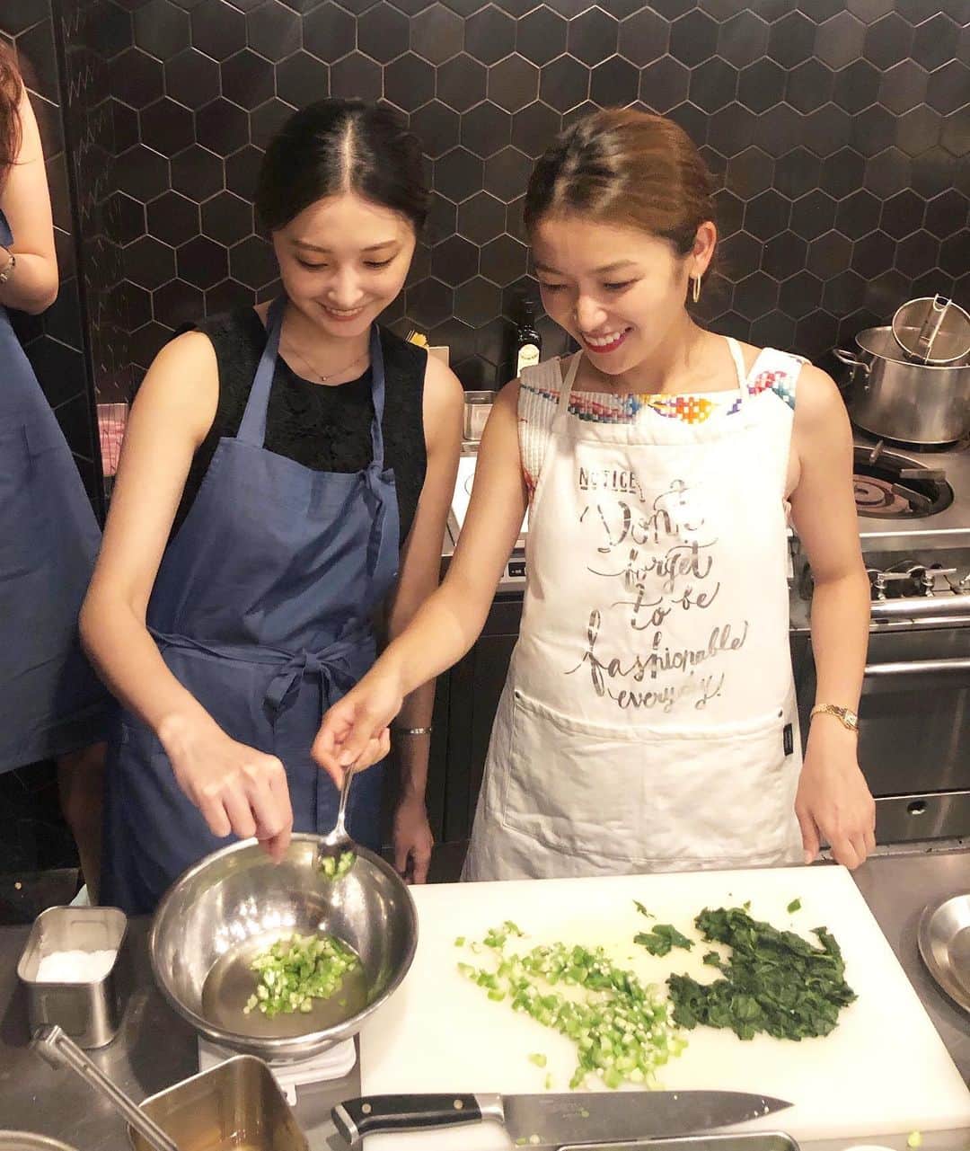 大石絵理さんのインスタグラム写真 - (大石絵理Instagram)「girls cooking class😋🍹🐠💪」8月17日 16時45分 - erioishitokyo