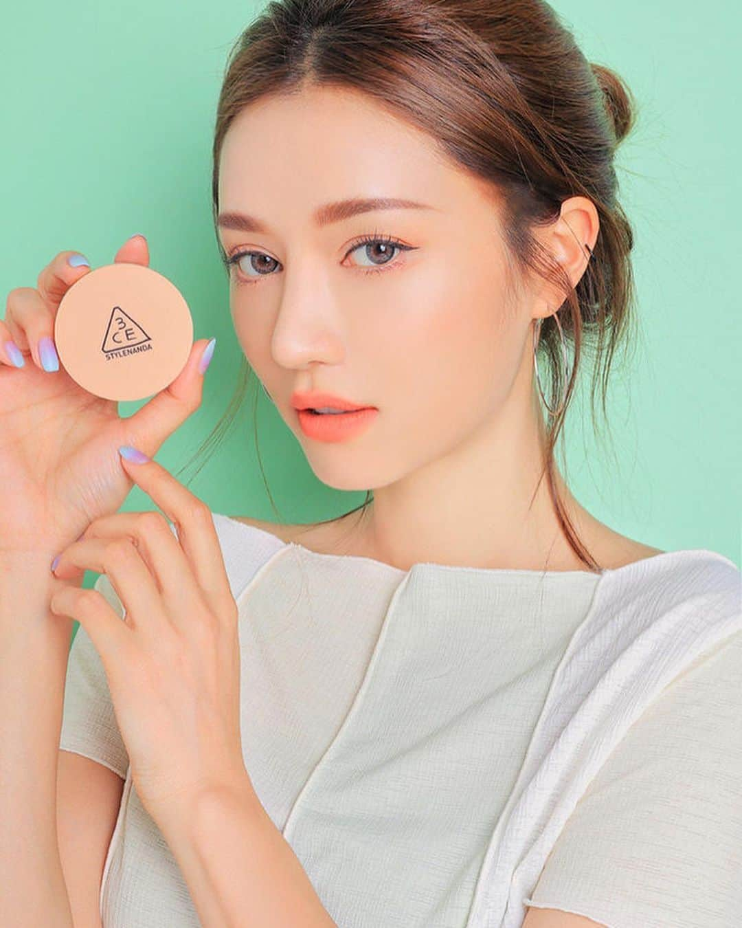 3CE Official Instagramさんのインスタグラム写真 - (3CE Official InstagramInstagram)「3CE BLUR FILTER POWDER #PALE 보송함이 필요한 순간✨ #3CE #3ceblurfilterpowder」8月17日 16時58分 - 3ce_official