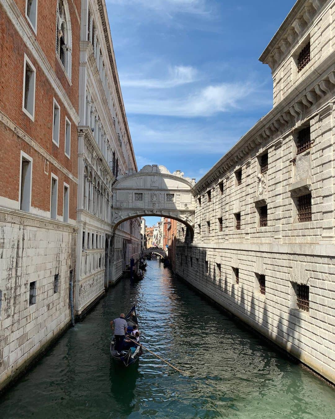 駒田奈美さんのインスタグラム写真 - (駒田奈美Instagram)「・ ・ ・ 水の都 ベネツィアへ♪ ・ ・ 水に浮かぶ世界唯一の都市 水路が入り組む美しい風景は 幻想的 ・ ・ 移動手段は船 ・ ゴンドラに乗って水の上から 街を眺めながら 時を忘れてしまいました ・ ・ ・ #駒田奈美#オスカープロモーション#モデル#イタリア旅行 #ベネツィア #水の都#ゴンドラ#itary #venezia🇮🇹 #世界遺産」8月17日 16時58分 - nami.komada