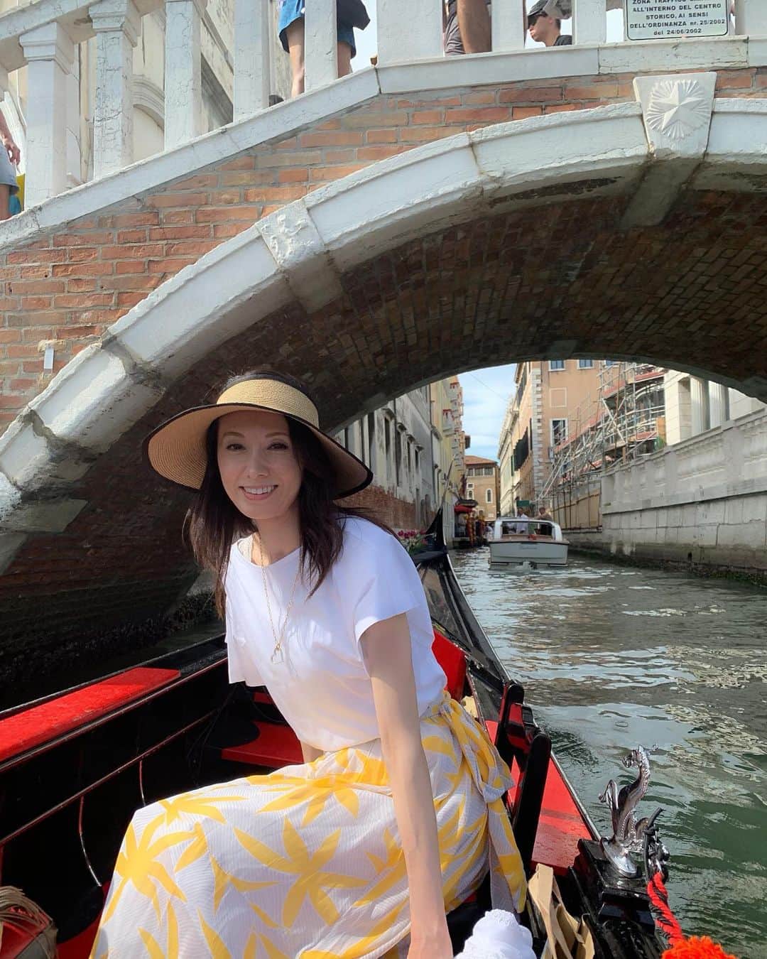 駒田奈美さんのインスタグラム写真 - (駒田奈美Instagram)「・ ・ ・ 水の都 ベネツィアへ♪ ・ ・ 水に浮かぶ世界唯一の都市 水路が入り組む美しい風景は 幻想的 ・ ・ 移動手段は船 ・ ゴンドラに乗って水の上から 街を眺めながら 時を忘れてしまいました ・ ・ ・ #駒田奈美#オスカープロモーション#モデル#イタリア旅行 #ベネツィア #水の都#ゴンドラ#itary #venezia🇮🇹 #世界遺産」8月17日 16時58分 - nami.komada