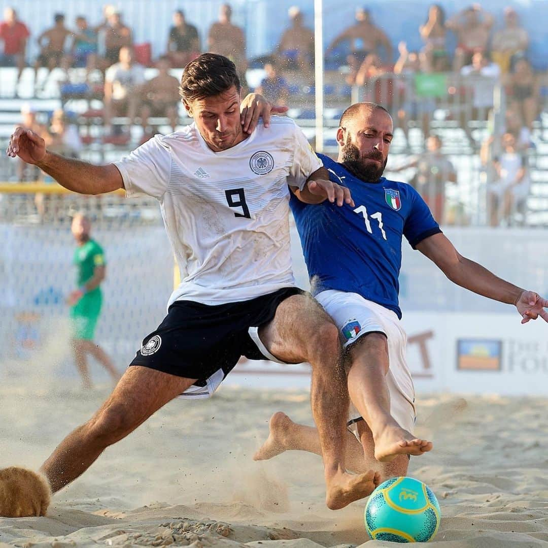 サッカーイタリア代表さんのインスタグラム写真 - (サッカーイタリア代表Instagram)「#Nazionale #BeachSoccer 🌞 Euro Beach Soccer League: ok #Italia 🇮🇹, 5-4 alla #Germania 🇩🇪. L'articolo 👉🏻 www.figc.it  A Catania gli #Azzurri compiono un passo importante verso la qualificazione alle Superfinal. Oggi alle 18.00 la seconda gara con la Francia 🇫🇷, se l’Italia vince entra ufficialmente tra le prime otto d’#Europa.  #VivoAzzurro #ItalBeach」8月17日 16時51分 - azzurri