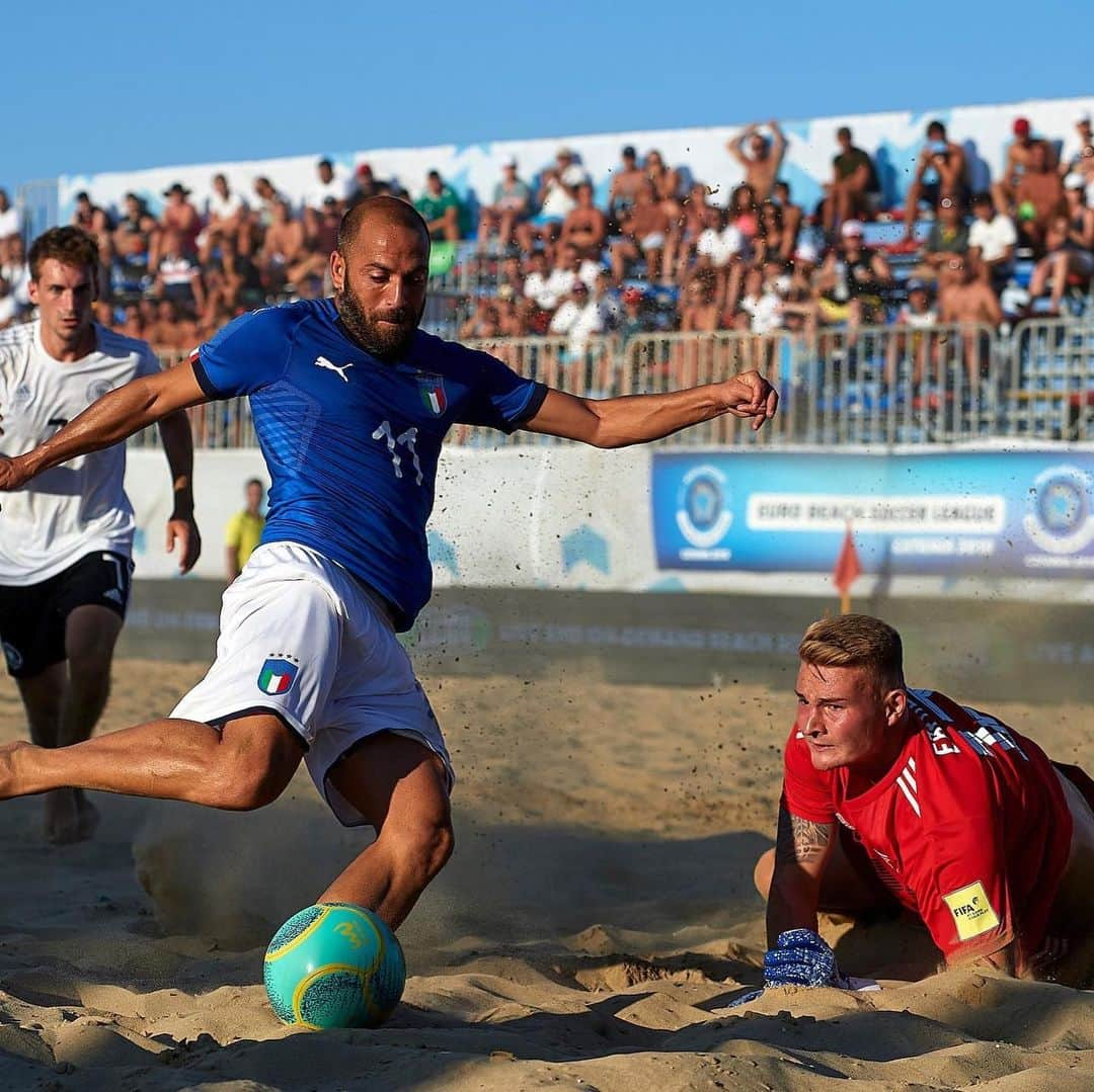 サッカーイタリア代表さんのインスタグラム写真 - (サッカーイタリア代表Instagram)「#Nazionale #BeachSoccer 🌞 Euro Beach Soccer League: ok #Italia 🇮🇹, 5-4 alla #Germania 🇩🇪. L'articolo 👉🏻 www.figc.it  A Catania gli #Azzurri compiono un passo importante verso la qualificazione alle Superfinal. Oggi alle 18.00 la seconda gara con la Francia 🇫🇷, se l’Italia vince entra ufficialmente tra le prime otto d’#Europa.  #VivoAzzurro #ItalBeach」8月17日 16時51分 - azzurri