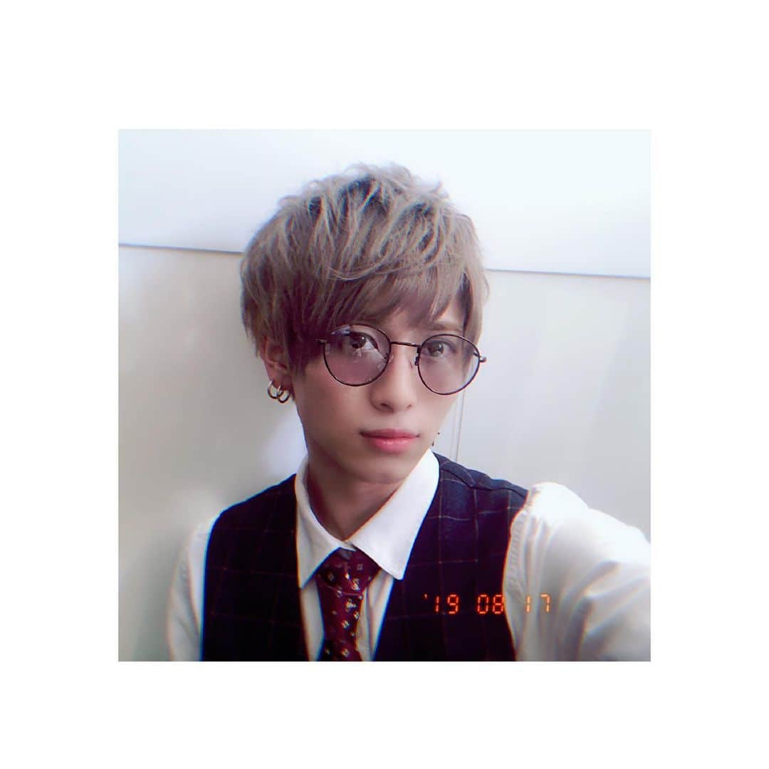 岡田鷹斗のインスタグラム：「HEY WORLD!!北本 久しぶりにこの会場で出来て、この日を楽しみに来てくれて、先週のイオンモール羽生で知ってくれて来てくれた方々も沢山いて嬉しかったです。 ・ ・ ・ vest &メガネ style♡ ・ ・ ・ #NEVAGIVEUP #HEYWORL  #saitama #live #suits #vest #sunglasses #men #日本 #アイドル #ネバギブ #イケメン #顔面偏差値 #岡田鷹斗」