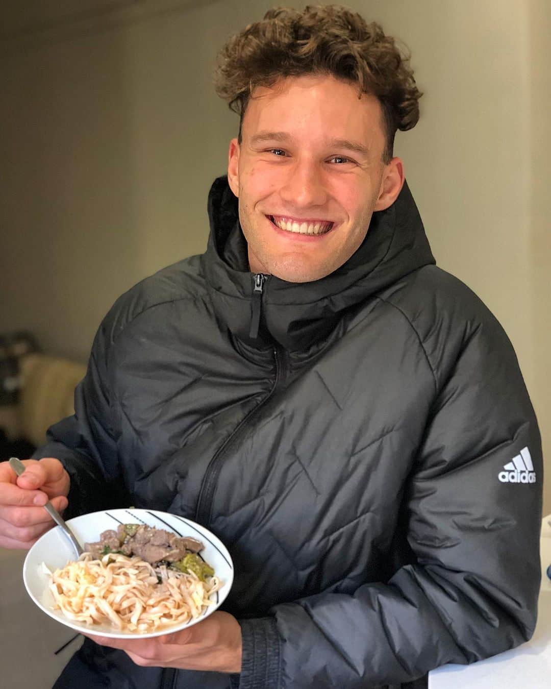 カーティス・マーシャルのインスタグラム：「The perfect post training recovery meal from @macros.com.au 🍲 So underratedly YUMMY and full of all the good stuff, to fuel my body and get the most out of my training 💪🏼 Heat up with MACROS this winter with warm, scrumptious, ready to eat meals!! 🌤 . . . Get $20 off your first order with the code ‘Marschall20’ #macros #recoverymeal #nutrition #food #muscle #gains #heatupwithMACROS #macrosaus #macromeals」