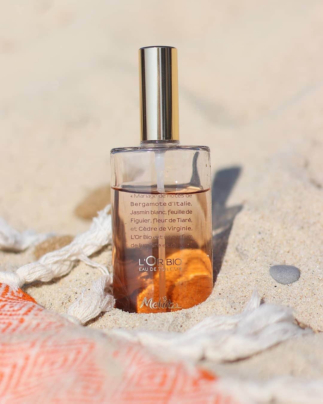 Melvita Officialのインスタグラム：「Et si nous vous disions que vous pouviez prolonger votre bain de soleil une fois la nuit tombée ? ☀🌙⠀ Agrémentez vos soirées d’été avec quelques gouttes d’Eau de Toilette L’Or Bio et le tour est joué !⠀ Petit coup de 💛 pour la belle photo de @amykphotographie⠀ ⠀ ⠀ #Melvita #Cosmetiquebio #Beautebio #Parfum #Beach #Plage #Summer #Soleil #Ete #Mer #Nature #Vacances #Détente #Relax#Chill #Happy #Regram #Repost」