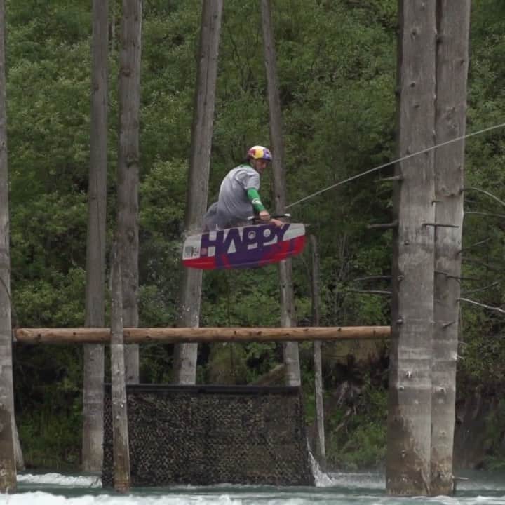 レッドブルのインスタグラム：「read the bottom of @nikitamartyanov's wakeboard to find out how this video makes us feel 🤓 . #redbull #wakeboarding #adventure #lake #action #kazakhstan」