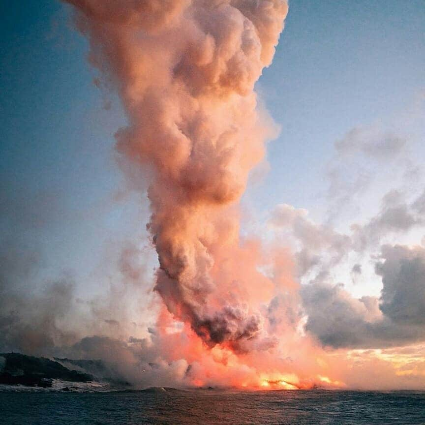 Discover Earthさんのインスタグラム写真 - (Discover EarthInstagram)「Early sunrise boat ride on the East side of the Big Island of Hawaii. 🇺🇸 "This had to be one of the best experiences seeing Mother Nature create new land. I had chills the entire boat ride watching the molten lava pour in the ocean. This was taken at sunrise" — 📍#DiscoverHawaii — 📸 Caption & photo by @vincelimphoto」8月17日 17時10分 - discoverearth