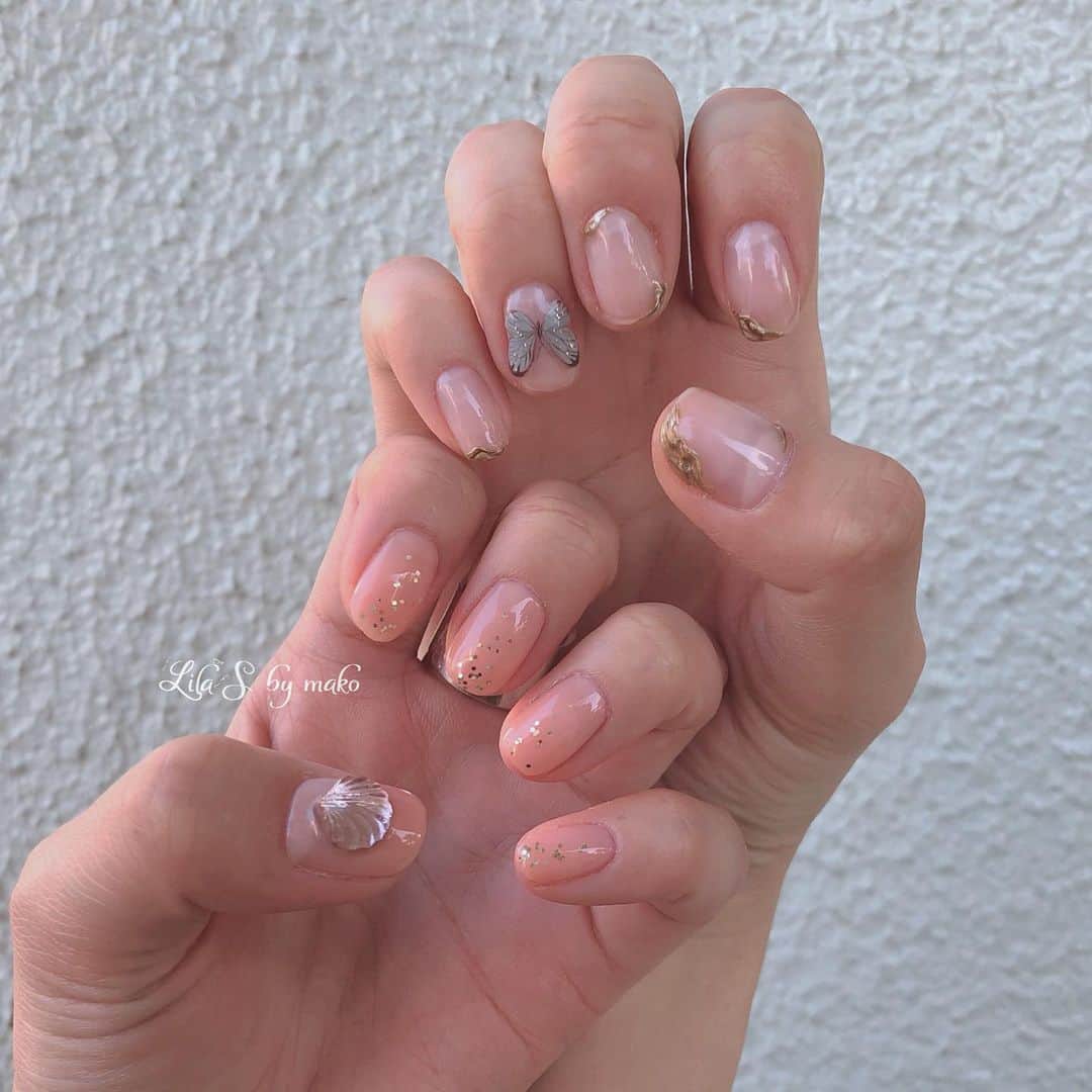 のインスタグラム：「* ネイル変えた🌼 私も蝶々にした〜🦋❤︎ かわみ、、、😢 #nail #うるつやネイル #네일디자인 #네일아트 #젤네일아트 #젤네일 #herlipto #ガーリーネイル #네일디자인 #ヴィンテージネイル #フレンチガーリー #囲みネイル #オーダーチップ #ちぐはぐネイル #ミラーネイル #非対称ネイル #蝶々ネイル #小花ネイル  #中目黒 #オーロラパウダー #絵画アート #飛び出すシリーズ #シェルモチーフ #ヴィンテージパーツ」