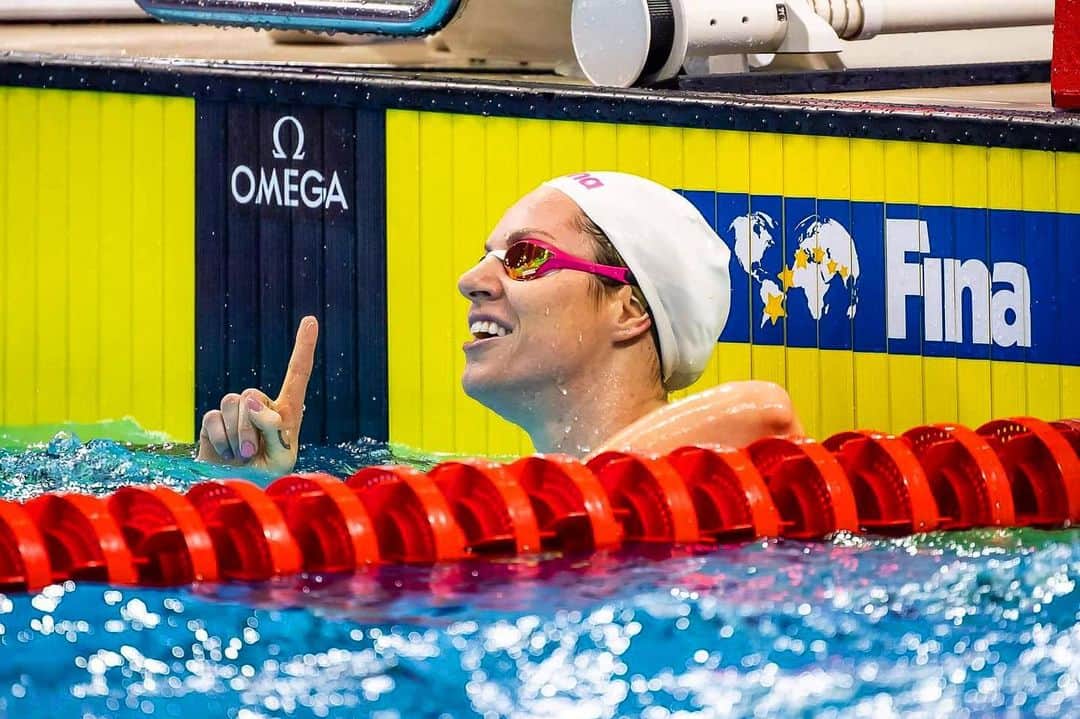エミリー・シーボームのインスタグラム：「👆🏼more night to go!  #swc19 #singapore #swimming #water #arena」