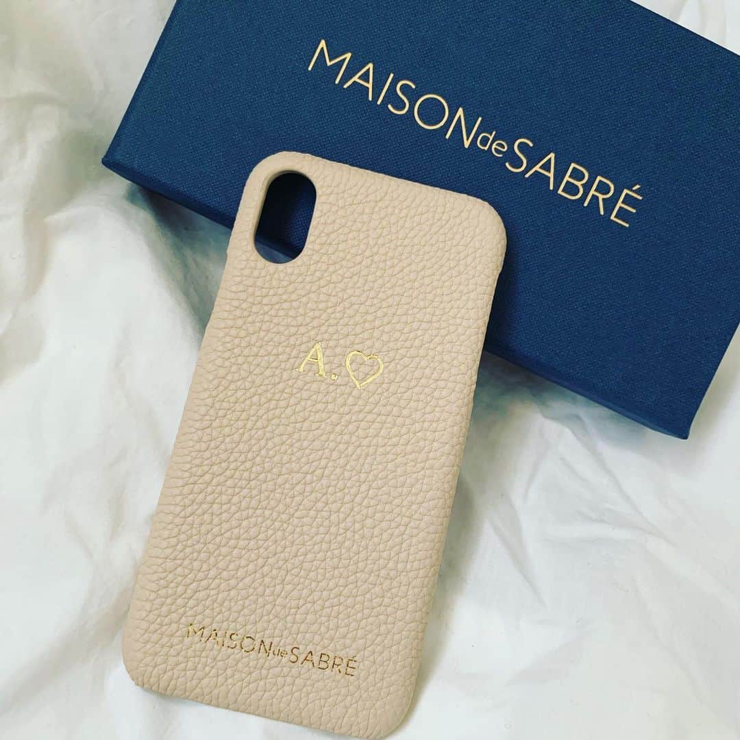 liiiiche23のインスタグラム：「・ ・ やっと届いた💛 @maisondesabre  私は A.♡ した💛 シンプルだけど、レザーの色も上品で ベージュにゴールドのイニシャルが なんともお洒落🐪💛 ・ ・ #iphone #iphonexs #iphoneケース #maisondesabre #メゾンドサブレ #noel_media」