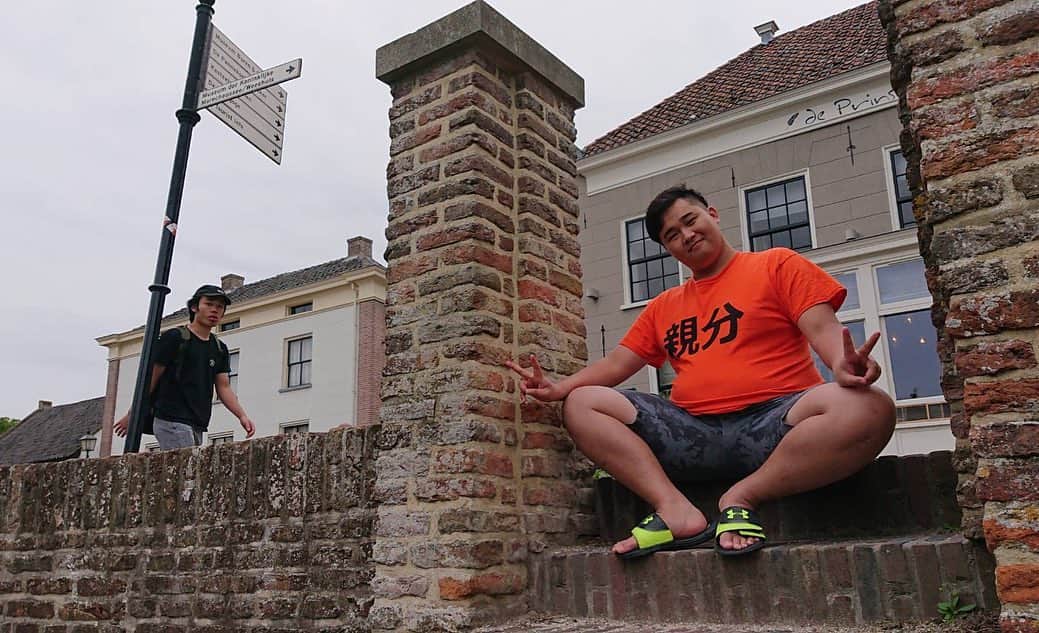 ンダホさんのインスタグラム写真 - (ンダホInstagram)「オランダは朝10時半です〜！飯もうまい！！ 街がオシャレすぎてつい🏡 #オランダ #アスレチック」8月17日 17時30分 - ndaho.fischers