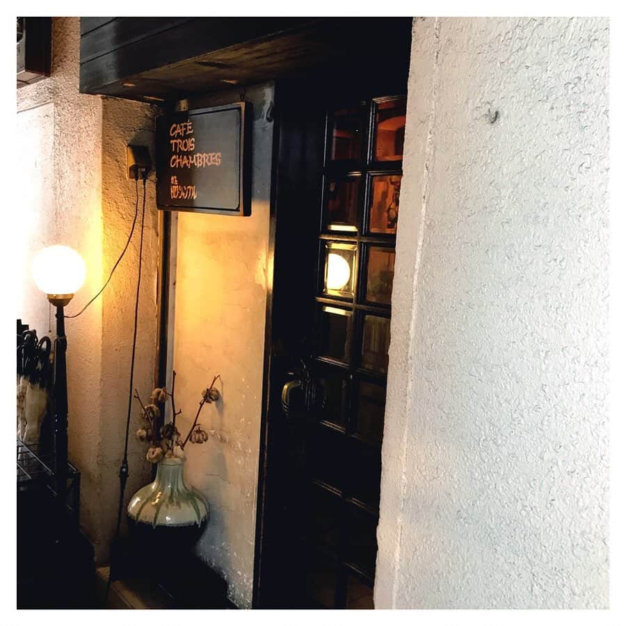 のインスタグラム：「#私の喫茶店巡り vol.7 「トロワ・シャンブル」 下北沢には、舞台などを見によく行っているので下北沢という街を少しはわかっている気がしていたのですがまだまだ知らない場所がいっぱいでした。ここの喫茶店も、なんで知らなかったんだろうと思う場所にあったのです。 階段を上りドアを開けると、薄暗く渋い店内。 夏休みだからか若いお客さんがたくさんいて意外と賑やかでびっくりした。さすが下北沢だなと思いながらカウンターの真ん中に座って、今回はベイクドチーズケーキと安定のカフェオレを。マスターの仕事を見つめながら飲むカフェオレは美味しかったです。  #トロワシャンブル#下北沢#喫茶店#喫茶店巡り#純喫茶#カフェオレ#ベイクドチーズケーキ#次はレアチーズケーキ食べたい」
