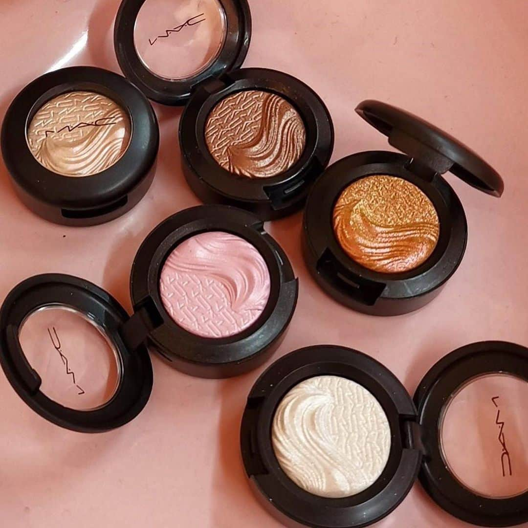 M·A·C Cosmetics Deutschlandさんのインスタグラム写真 - (M·A·C Cosmetics DeutschlandInstagram)「Lidschatten - Matt oder schimmernd? Für alle aus Team Schimmer haben wir neue Farben, stark pigmentiert, wunderschön! Können trocken oder nass verwendet werden um die Intensität zu verändern. ✨🙌🏽🖤 #MACExtraDimension #lidschatten #macartist #maccosmetics #macneuheit #makeup #beauty #makeupde #makeupartist #macmakeupartist #maccosmeticsde #schimmer #eyeshadow #beautynews」8月17日 17時38分 - maccosmeticsgermany