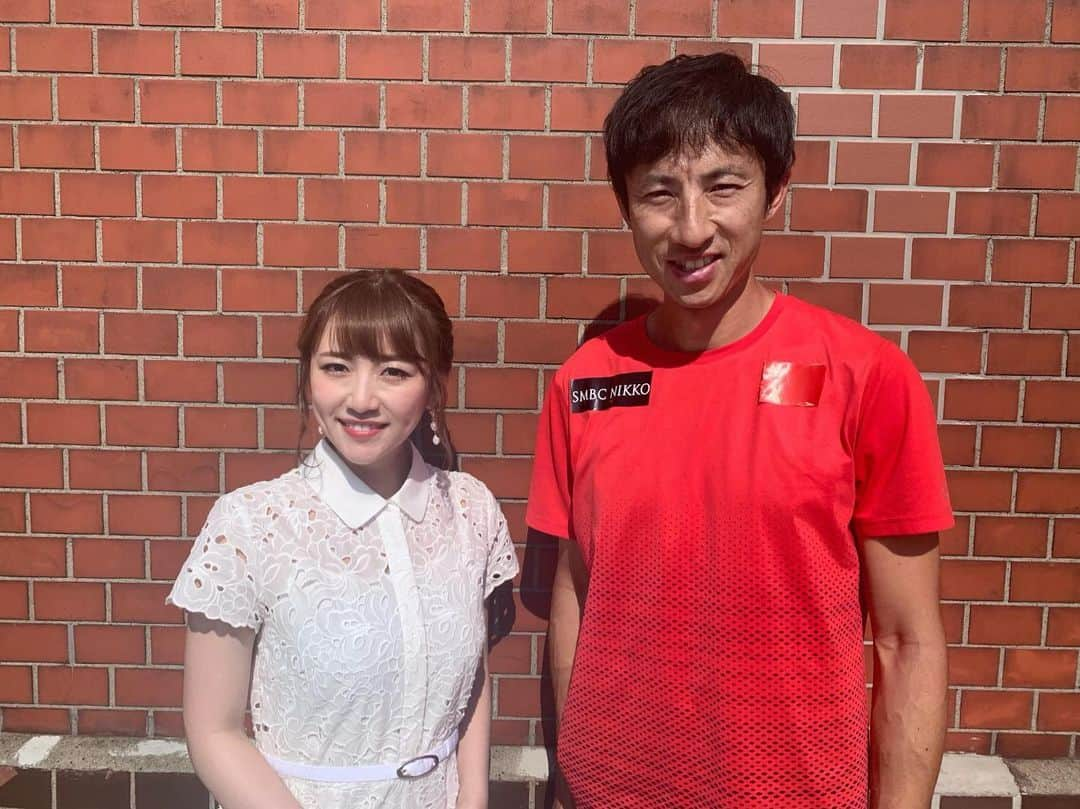 高橋みなみさんのインスタグラム写真 - (高橋みなみInstagram)「『東京2020オリンピック・パラリンピック競技大会まで いよいよ1年!! NHK横浜 カウントダウンスペシャルステージ』 鈴木徹選手とトークショーをさせていただきました☺️ お天気が良すぎて暑かったー！ レンガだと良い感じに写真撮れるかもと撮っていただいんですが、見事に直射日光で2人ともあまり目が開かず😂  暑い中足を運んで下さった皆さん本当にありがとうございました✨  8月22日から東京2020大会 パラリンピック観戦チケットの抽選販売が始まります！ 自国開催盛り上げていきましょう🥺✨ #パラリンピック #パラリンピック2020 #パラスポーツ #nhk横浜  #鈴木徹 選手」8月17日 17時50分 - taka37_chan