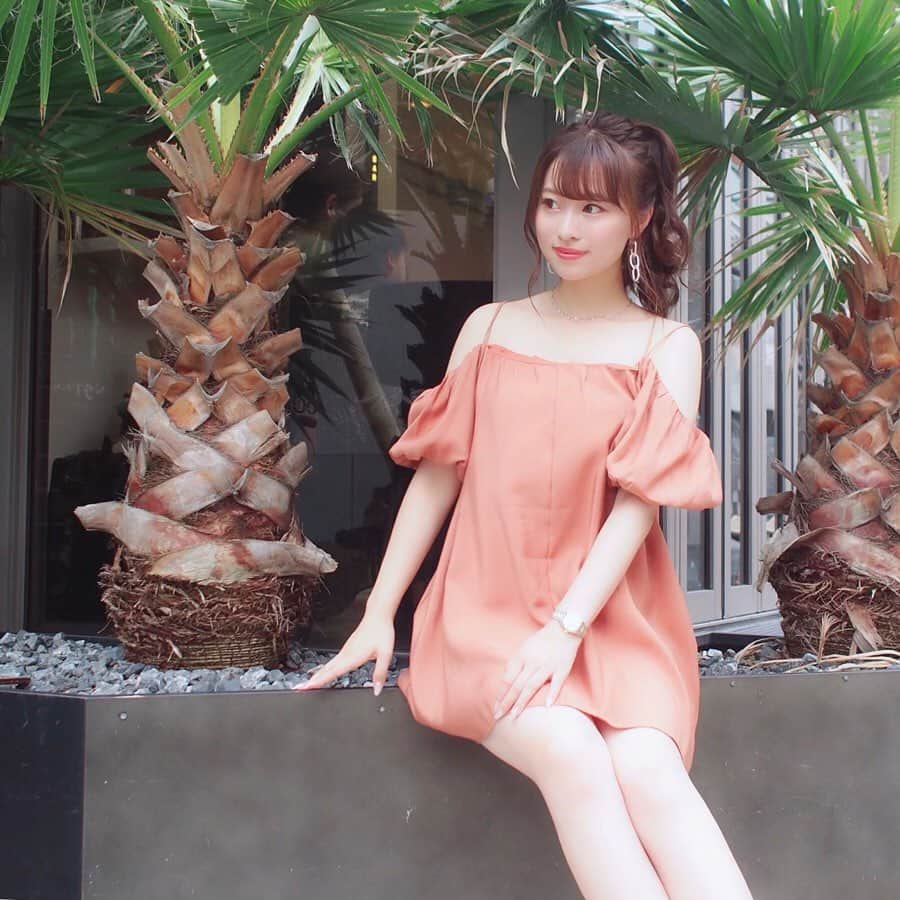 のインスタグラム：「. この前のワンピの前ver.👗💕. 最近お気にいりの @valmuer_official のだよ💕. いつもはなかなか着ないオレンジ色🧡. みんなは何色が1番すきー？？🥺💕. . オンエア終わって内海へ向かってます⛱💕. #goodmorning #Valmuer #valmuer_official #ootd #fashion #coodinate #love #instalove #ポニーテール #🏖」