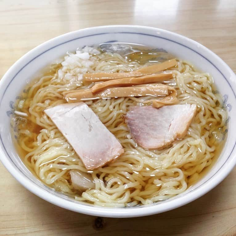 福島県さんのインスタグラム写真 - (福島県Instagram)「味わって！ 冷やしラーメン 冷やし中華とは別物の、冷たいスープのラーメンです。会津坂下町内には冷やしラーメンを提供する店が数店舗あり、約60年前から町民に愛されてきたソウルフードです。氷が浮かぶ涼し気なスープは、あっさりさっぱりした味わいで、暑い日でもするすると食べられます。 #会津坂下町 #冷やしラーメン #ラーメン #ご当地グルメ #福島 #ふくしま #ふくしまからはじめよう #味わって #japanfood #fukushimafood #futurefromfukushima #fukushima #art_of_japan #instagramjapan #japan_of_insta #fukushimatrip #insta_fukushima #special_trip #traveljapan #japantrip」8月17日 17時47分 - realize_fukushima