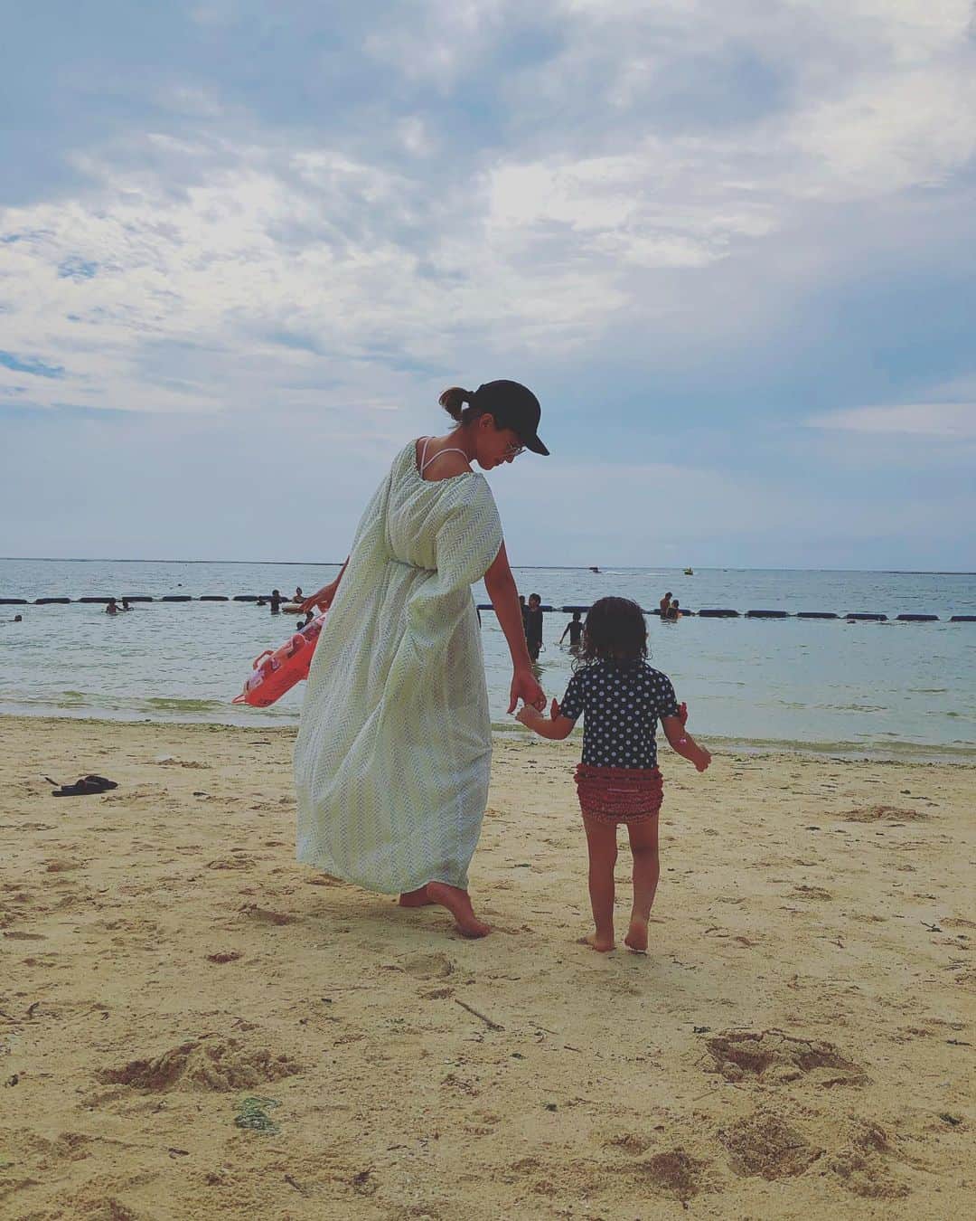 廣瀬規子のインスタグラム：「沢山遊んだ後は、、、 お風呂に入りながら寝る娘😵 * 急いで髪を乾かし、着替えをさせる母💪 * 正直自分に構ってる余裕ないっす😅 * だから時短だったり、余裕ない時でもこれだけやってれば！みたいなもののお世話になる。 ママだって女性だもの。 出来るだけ綺麗でいたい。 たまに心折れてどーでもいいや🤪ってなるけど、 やっぱり、生涯現役❣️wって 自分を鼓舞して、難しい中でも、 自分が輝いていられるような状況を模索して、作っていきたい。 * 贅沢かもしれないけど、自分の人生なんだ。多少欲張りに生きたっていいじゃない😆🙈 * と、言う事で、 最近気に入ってるアイテムをシェア💓 * @verima_y_ のスカルプケアスプレー🌈 * これー！子供のケアとかで、 お風呂あがりに自分のヘアケアまで手が回らない時に、とりあえず頭にシュッシュしておくと、保湿ケアしてくれるし、頭スッキリするので、本当に助かってます😭 やっぱ、髪も保湿、大切なんですよね〜。特に今日は海で遊んだから、、、😌 * へへ。少々酔っ払って、饒舌です🙈🙇‍♀️🤗 * お嬢、この時間に寝ちゃったから、、、また遅くまで起きちゃう予感😵困った、、、 * * #ママの葛藤 #ママだって綺麗でいたいんだ #2歳女の子 #女の子ママ #夏の日 #遊ぶ時もリラックスする時も #どんな時もおもいっきりたいタイプ #楽しまなくっちゃね #ヘアケア #良いものシェア #ヴェリマ  #ドイツ生まれ #オーガニックスキンケアブランド」