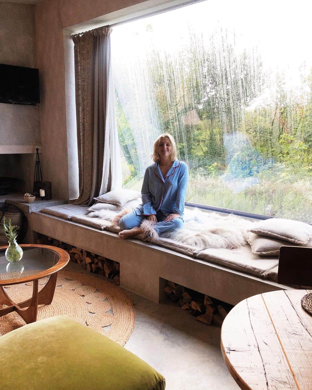 Estée Lalondeのインスタグラム：「Exactly how I wanted to wake up on my 29th birthday 🎈  #ELtravels」