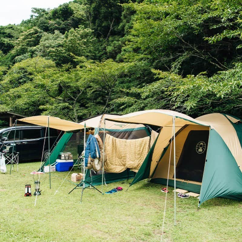 キャンプ情報サイト［ランタン］さんのインスタグラム写真 - (キャンプ情報サイト［ランタン］Instagram)「CAMP SMILE STYLE ／ キャンプ好きの奥さんが きっかけで始めたキャンプ！ ＼ いろんなキャンパーのキャンプスタイルを現地取材と一般キャンパーからの投稿で数多く掲載してます。 . . 詳しくは @lantern.camp  webサイトをご覧ください . . #camp #camping #outdoor #travel #trip #lantern_smile #nature #キャンプ #キャンプ用品 #アウトドア #テント #自然 #旅行 #キャンプ初心者  #キャンプ好きな人と繋がりたい #パワーハウスLPツーバーナーストーブⅡ #コールマン #ノーススターチューブマントルランタン #タフワイドドームⅳ300 #ビバリッジクーラー #3ポールスクリーンタープ #ハイマート佐仲 #ファミリーキャンプ #ファミキャン」8月17日 17時53分 - lantern.camp