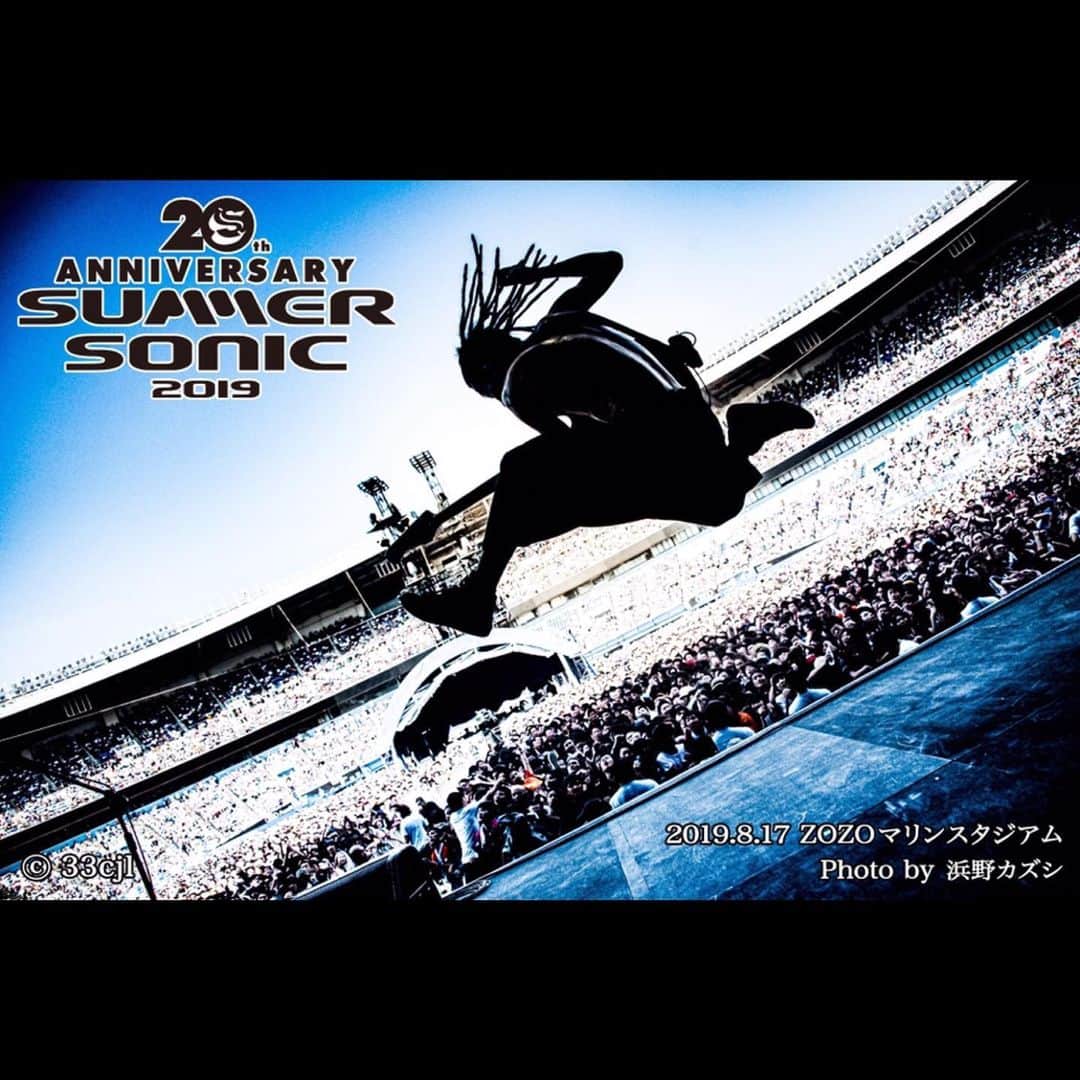 マキシマム ザ ホルモンのインスタグラム：「本日8月17日(土)、“SUMMER SONIC 2019 TOKYO”に出演してまいりました。﻿ 台風一過で38度超えと言われてた、酷暑の幕張マリンスタジアム。﻿ アリーナからスタンドまで満員御礼っ！！﻿ ﻿ 「屋外での激しい運動」は絶対禁止な気温の中、腹ペコの大歓声に迎えられ夏フェス定番「恋のメガラバ」からライブスタート！﻿ 続く「MTH2」「F」ではヘドバンとサークルモッシュがアリーナ全体で巻き起こる圧巻の光景でした！﻿ ﻿ ダイスケはんが、だいぶ深刻なMCを始めたと思ったら、某シンガーの告白本をいじってみたり(笑)﻿ 途中、ナヲちゃんのマイクスタンドが暑さで溶けて(？)折れるという奇跡的なトラブルが勃発し、一時ライブ中断となる場面もありましたが、﻿ ナヲちゃんが十八番のアナ雪の“完コピ1人ミュージカル”をアカペラで披露している間に(笑)、なんとか機材交換も終わり復活！﻿ 機材トラブルのせいで、止むを得ずセットリストから一曲削ったホルモンでしたが、﻿ 最後の恋のおまじないからの「恋のスペルマ」で、20周年のサマソニを大いに盛り上げ、灼熱のマリンステージの観客の体力を根こそぎ奪い去りました！﻿ ﻿ ちなみに、一曲削った曲はなんだったのかマキシマムザ亮君に尋ねると、﻿ 「予襲復讐2〜サマーソニック20周年スペシャル Ver.」との事。﻿ もう2度と演ることはないそうです。﻿ (本気にして次の周年フェスでやれやれと煽るようなことは控えてくださいw)﻿ ﻿ ご覧いただいた皆様、関係者の皆様、マリンステージにお集まりいただきありがとうございました！﻿﻿ 本日のLIVE写真は10枚！是非ともご覧ください。﻿﻿ ﻿ byミミカジル フユコ﻿﻿﻿ ﻿ #マキシマムザホルモン﻿ #サマソニ﻿ #summersonic﻿ #M﻿ #隠すべき人がいて・・・﻿ #Mって狼さんたちのことですw﻿ #ナヲちゃんはディズニー映画声優オファー受付中です﻿ ﻿ ﻿ 〜SUMMER SONICセトリ〜﻿ 1.恋のメガラバ ﻿ 2.maximum the hormone II ﻿ 3.「F」﻿ 4.G’old~en~guy﻿ 5.包丁・ハサミ・カッター・ナイフ・ドス・キリ﻿ 6.恋のスペルマ﻿ ﻿ Photo by @hamanokazushi」