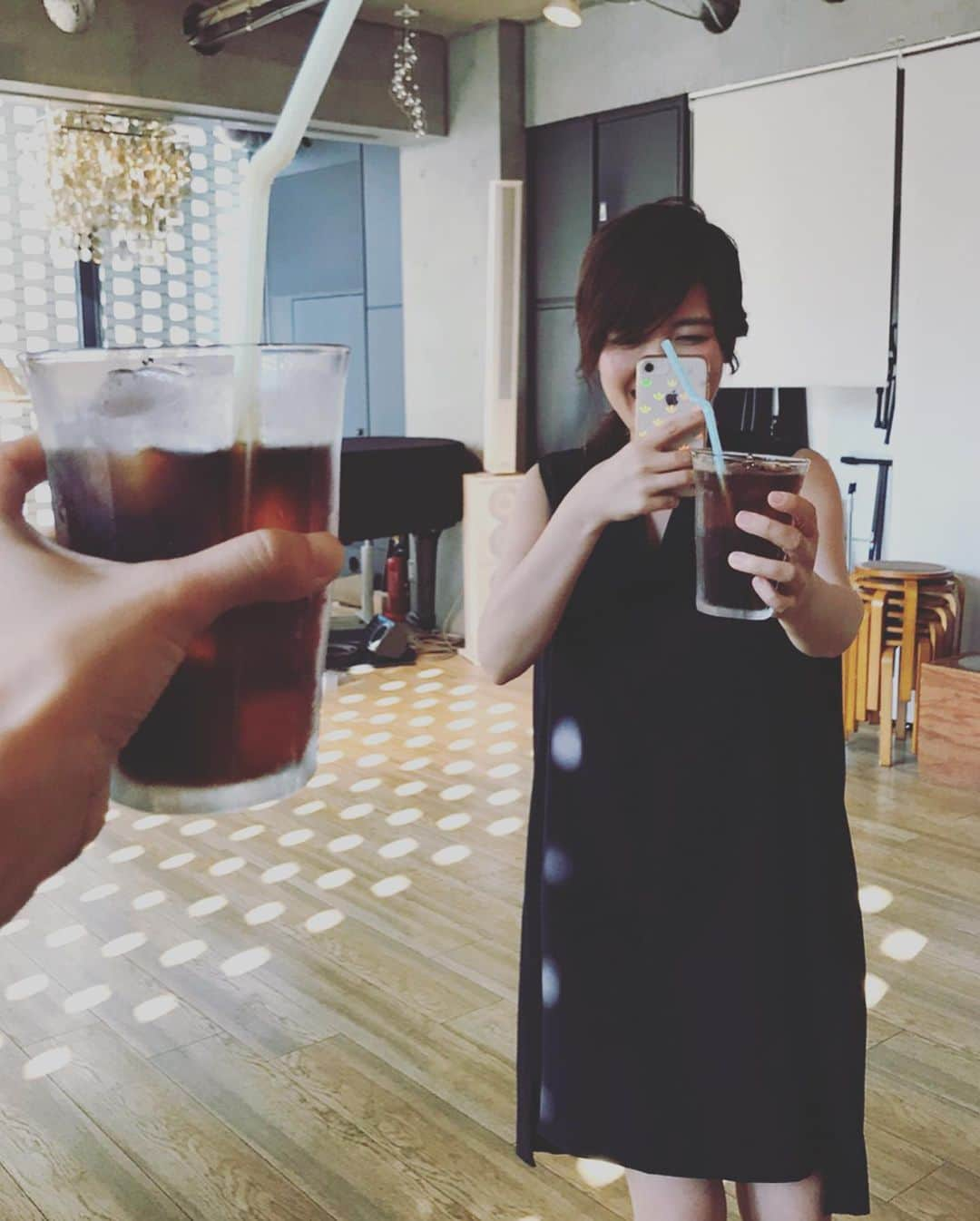 井上侑さんのインスタグラム写真 - (井上侑Instagram)「〜ふたりの～海に土に人に＾＾ 下北沢SEED SHIPにお集まりくださった皆さま、ありがとうございました。  太陽の光が差し込んで、美味しい珈琲の香りと、柔らかな時間の流れの中で、とても幸せなひと時、いただきました🍊  初めましての松本佳奈さん、ママになられてからも、緑豊かな場所や、お寺やブルーベリー園など、素敵なところで活躍されていて、そんな風に、いつか、私も歌い続けていけたらいいなぁなんて、温かい気持ちがムクムクッと溢れました(▰˘◡˘▰)ほへ  ずっと変わらず、そしていつも嬉しい出逢いや、一歩前に進む勇気をくださるSEED SHIPの土屋さん、久しぶりに会えてチョベリグ嬉しかったスタッフのワカちゃん、ワクワクすることを、どんどんやっていきたいなと改めて思わせてもらいました。  終演後に頂いた、淹れたてのアイスコーヒー。 グアテマラとマンデリンだそう。 これがまた、しっかり香りとコクがありながら、身体に染み渡る美味しさ。  幸せいっぱいいただきました。  あなたに、あなたに、あなたに、コップンカー。  #live #seedship #happytime #下北沢 #coffee  #singersongwriter #謝謝」8月17日 17時55分 - yuinouehappy