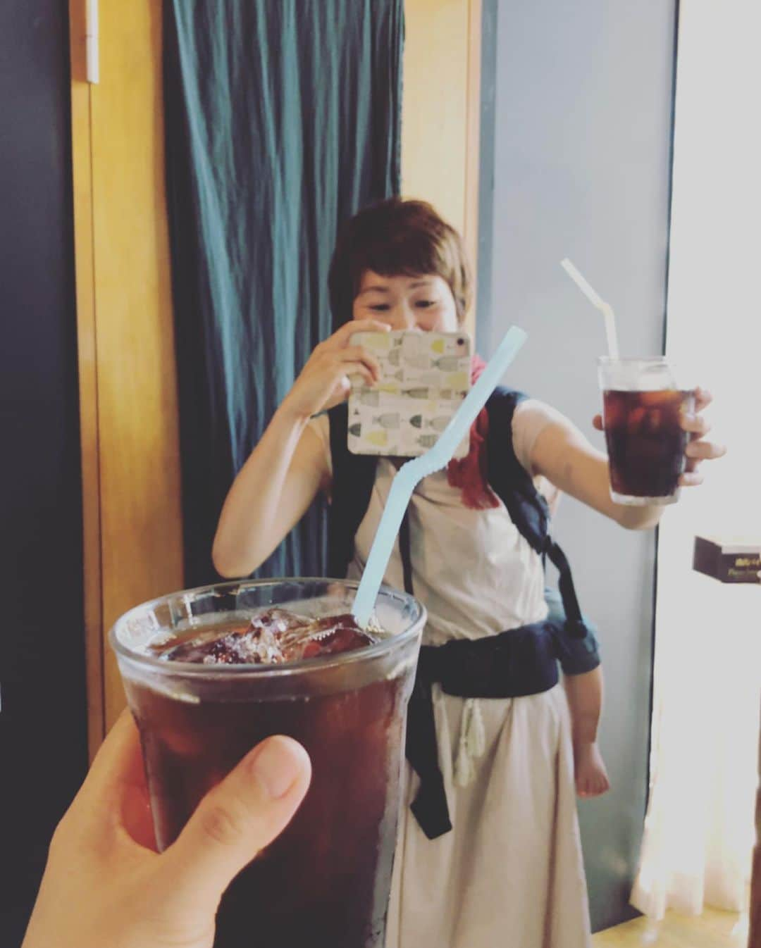 井上侑さんのインスタグラム写真 - (井上侑Instagram)「〜ふたりの～海に土に人に＾＾ 下北沢SEED SHIPにお集まりくださった皆さま、ありがとうございました。  太陽の光が差し込んで、美味しい珈琲の香りと、柔らかな時間の流れの中で、とても幸せなひと時、いただきました🍊  初めましての松本佳奈さん、ママになられてからも、緑豊かな場所や、お寺やブルーベリー園など、素敵なところで活躍されていて、そんな風に、いつか、私も歌い続けていけたらいいなぁなんて、温かい気持ちがムクムクッと溢れました(▰˘◡˘▰)ほへ  ずっと変わらず、そしていつも嬉しい出逢いや、一歩前に進む勇気をくださるSEED SHIPの土屋さん、久しぶりに会えてチョベリグ嬉しかったスタッフのワカちゃん、ワクワクすることを、どんどんやっていきたいなと改めて思わせてもらいました。  終演後に頂いた、淹れたてのアイスコーヒー。 グアテマラとマンデリンだそう。 これがまた、しっかり香りとコクがありながら、身体に染み渡る美味しさ。  幸せいっぱいいただきました。  あなたに、あなたに、あなたに、コップンカー。  #live #seedship #happytime #下北沢 #coffee  #singersongwriter #謝謝」8月17日 17時55分 - yuinouehappy