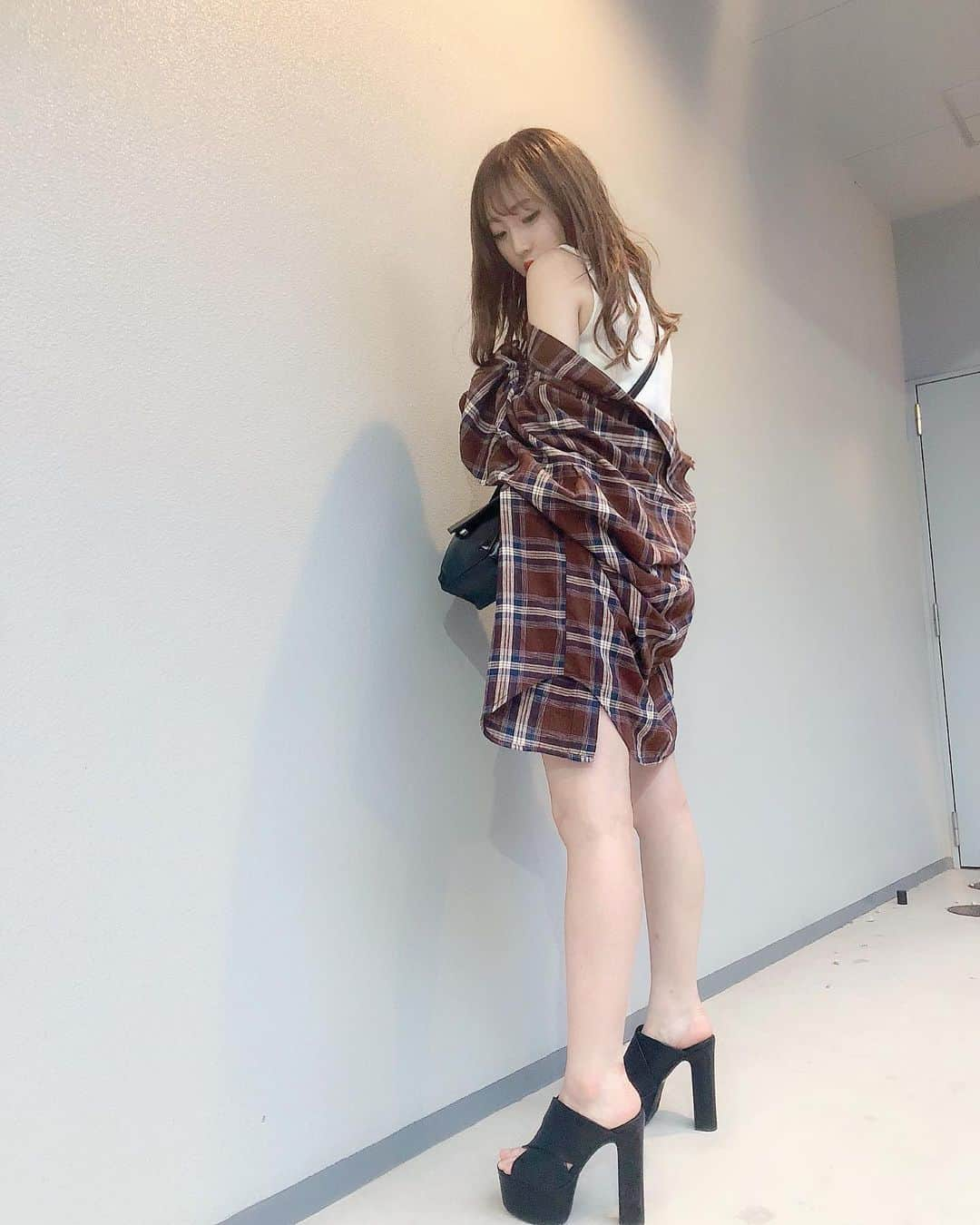 星野麻里愛さんのインスタグラム写真 - (星野麻里愛Instagram)「🍓wego staff style🍓  リネンブレンドBIGポケット オーバーシャツ ¥2990+税  セットアップの赤チェック♡ 秋を先取りの大人コーデ！ 詳細は、プロフィールの URLをみてね❤️ #wego #wego大須店 #チェック#ボルドーカラー #ワインレッド #ウィゴー #大須 #うぃごー #秋先取り #脚長効果 #脚フェチ #足フェチ#まりあコーデ」8月17日 17時57分 - maria.pink28